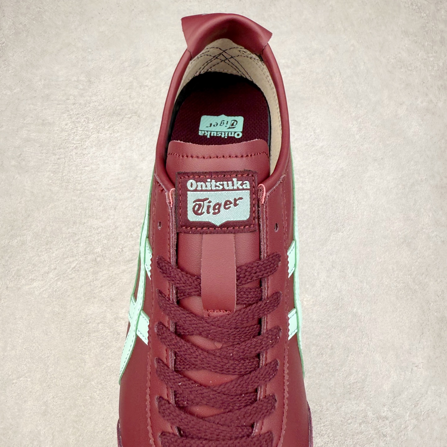 图片[5]-＃C版 Asics Onitsuka Tiger MEXICO 66 亚瑟士鬼冢虎复古经典板鞋 CNY 龙年限定 白红 市场王者选手 海外订单工厂出品 长期生产补货永不断码 超成熟稳定的做工品控 原装全套纸板楦头开发 原汁原味 完美呈现版型 私模正确鞋底咬花纹路 一比一鞋头弧度高度鞋身弧度 绝不口嗨 细节品控鞋型随意秒杀市面 原档咬花纹路私模大底 一个单元有六个三角形 总体形拼接呈现花瓣状 官方四联吊牌 原装Ortholite轻量化鞋垫 原盒原配 质保卡 说明书 钢印防尘纸 纸板中底带钢印 乳胶组合鞋垫 支持全方位的对比专柜 产品从款式颜色造型上体现出追求舒适和细节的完美 鞋类更是推崇手工制作的严谨与完美 融舒适性与可穿性的设计风格 注重细节的完美和别致魅力 既保持稳重 又不失轻松的时尚感 尺码：36 37 37.5 38 39 39.5 40 40.5 41.5 42 42.5 43.5 44 45-选品中心