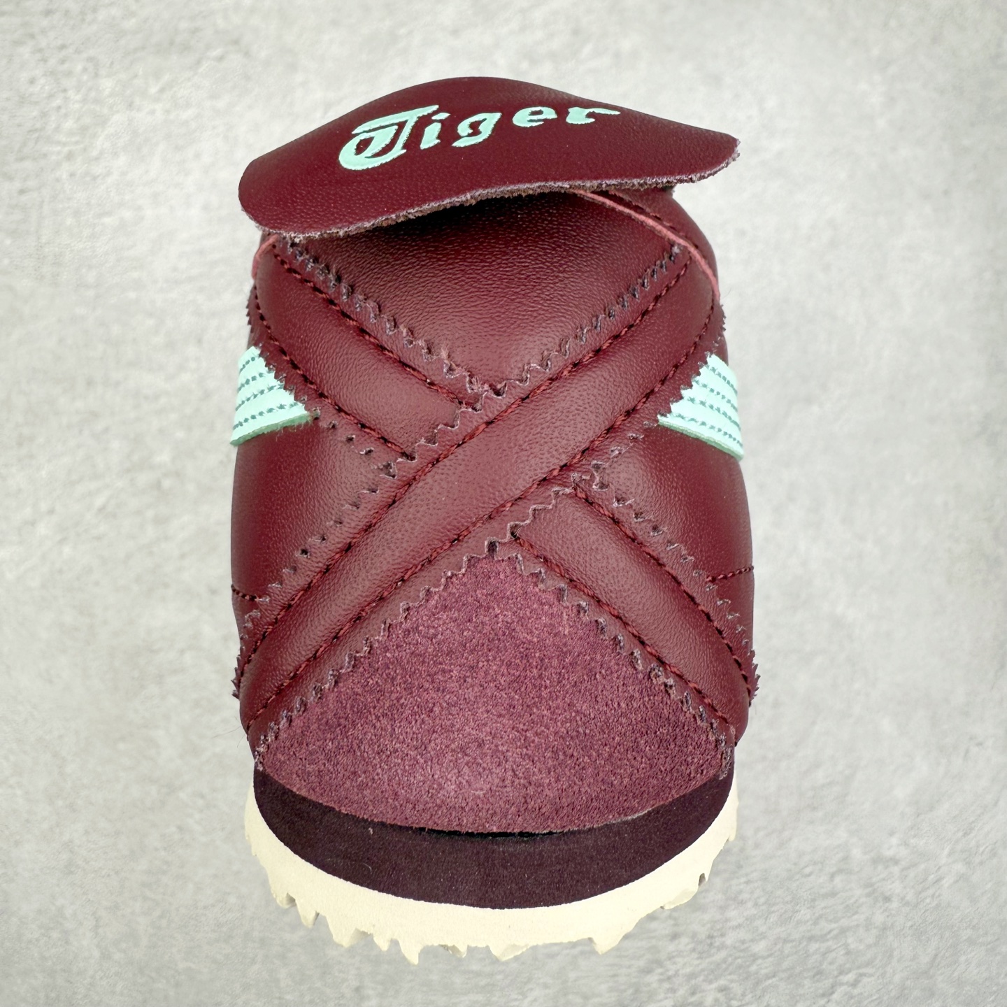 图片[8]-＃C版 Asics Onitsuka Tiger MEXICO 66 亚瑟士鬼冢虎复古经典板鞋 CNY 龙年限定 白红 市场王者选手 海外订单工厂出品 长期生产补货永不断码 超成熟稳定的做工品控 原装全套纸板楦头开发 原汁原味 完美呈现版型 私模正确鞋底咬花纹路 一比一鞋头弧度高度鞋身弧度 绝不口嗨 细节品控鞋型随意秒杀市面 原档咬花纹路私模大底 一个单元有六个三角形 总体形拼接呈现花瓣状 官方四联吊牌 原装Ortholite轻量化鞋垫 原盒原配 质保卡 说明书 钢印防尘纸 纸板中底带钢印 乳胶组合鞋垫 支持全方位的对比专柜 产品从款式颜色造型上体现出追求舒适和细节的完美 鞋类更是推崇手工制作的严谨与完美 融舒适性与可穿性的设计风格 注重细节的完美和别致魅力 既保持稳重 又不失轻松的时尚感 尺码：36 37 37.5 38 39 39.5 40 40.5 41.5 42 42.5 43.5 44 45-选品中心