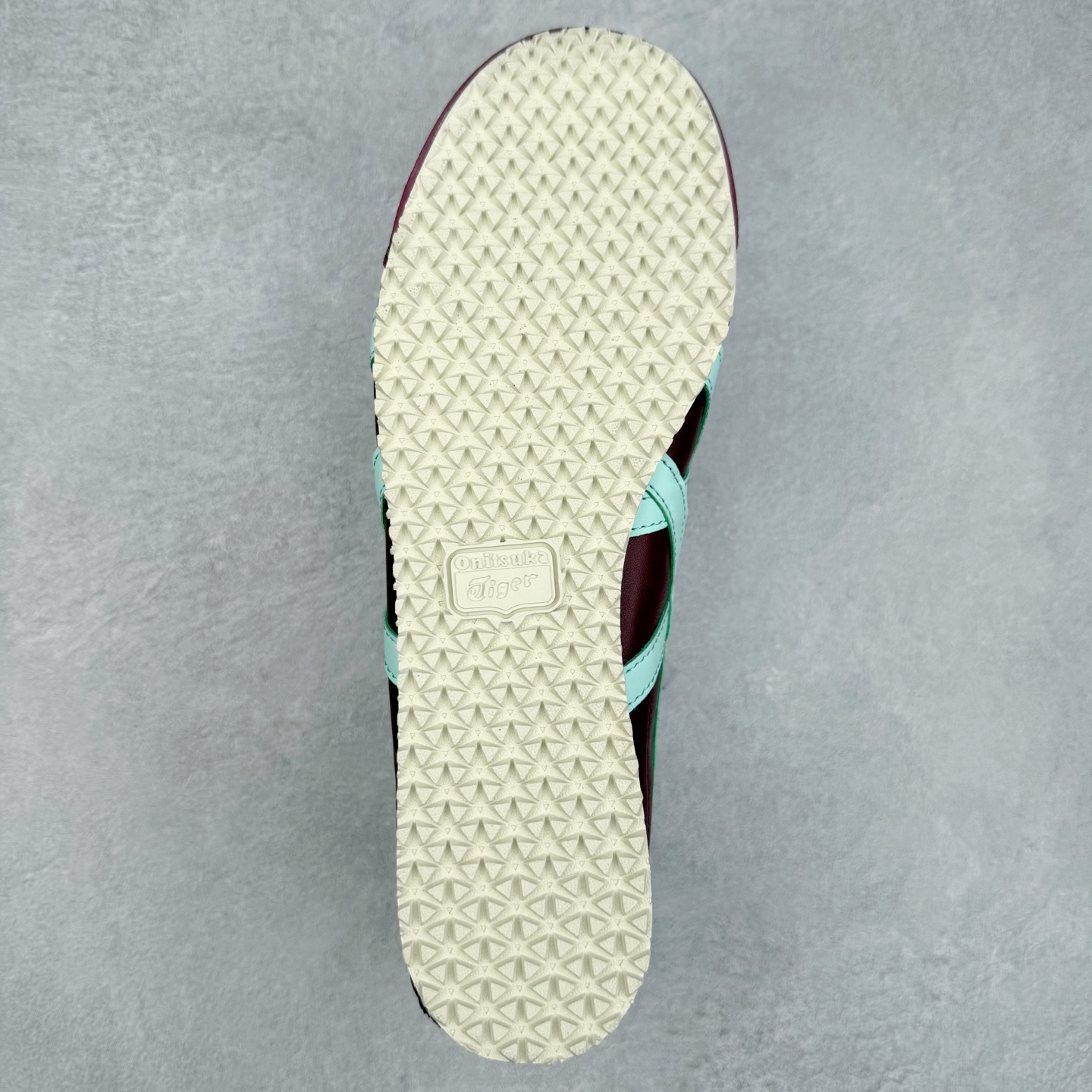 图片[9]-＃C版 Asics Onitsuka Tiger MEXICO 66 亚瑟士鬼冢虎复古经典板鞋 CNY 龙年限定 白红 市场王者选手 海外订单工厂出品 长期生产补货永不断码 超成熟稳定的做工品控 原装全套纸板楦头开发 原汁原味 完美呈现版型 私模正确鞋底咬花纹路 一比一鞋头弧度高度鞋身弧度 绝不口嗨 细节品控鞋型随意秒杀市面 原档咬花纹路私模大底 一个单元有六个三角形 总体形拼接呈现花瓣状 官方四联吊牌 原装Ortholite轻量化鞋垫 原盒原配 质保卡 说明书 钢印防尘纸 纸板中底带钢印 乳胶组合鞋垫 支持全方位的对比专柜 产品从款式颜色造型上体现出追求舒适和细节的完美 鞋类更是推崇手工制作的严谨与完美 融舒适性与可穿性的设计风格 注重细节的完美和别致魅力 既保持稳重 又不失轻松的时尚感 尺码：36 37 37.5 38 39 39.5 40 40.5 41.5 42 42.5 43.5 44 45-选品中心