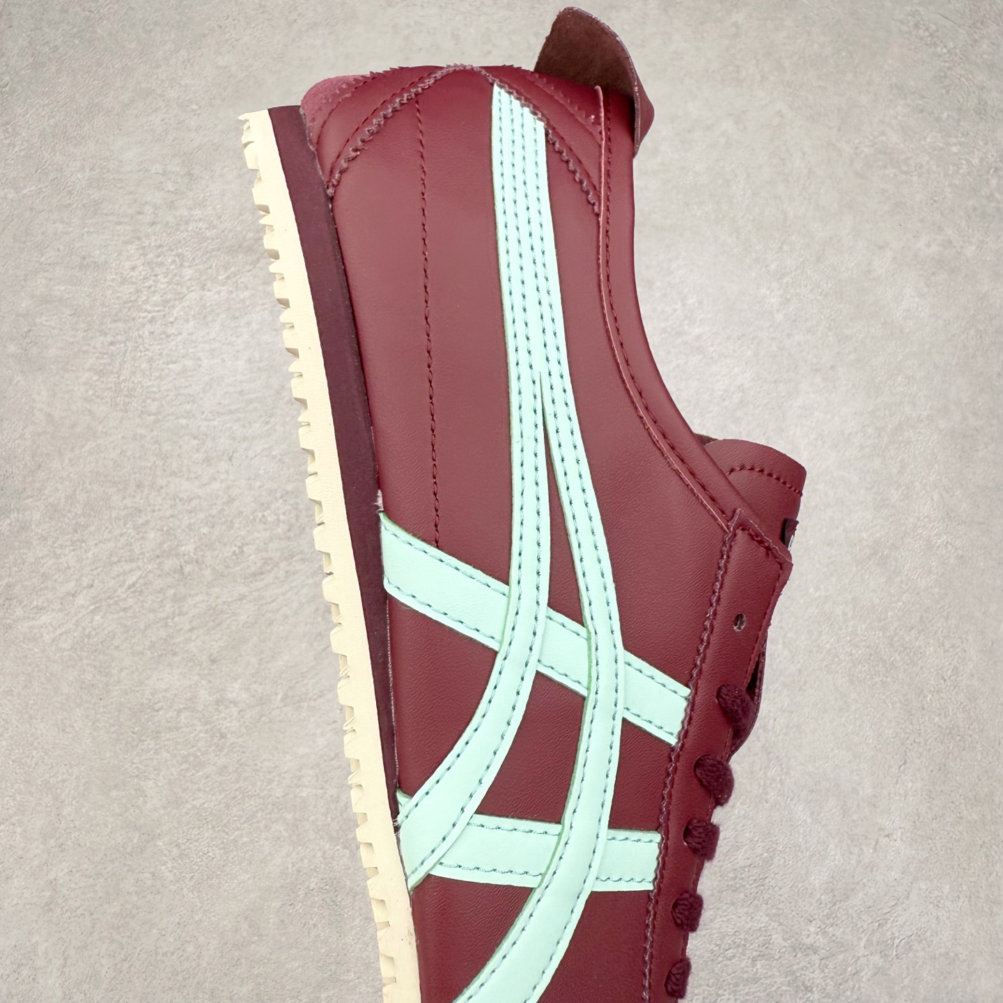 图片[6]-＃C版 Asics Onitsuka Tiger MEXICO 66 亚瑟士鬼冢虎复古经典板鞋 CNY 龙年限定 白红 市场王者选手 海外订单工厂出品 长期生产补货永不断码 超成熟稳定的做工品控 原装全套纸板楦头开发 原汁原味 完美呈现版型 私模正确鞋底咬花纹路 一比一鞋头弧度高度鞋身弧度 绝不口嗨 细节品控鞋型随意秒杀市面 原档咬花纹路私模大底 一个单元有六个三角形 总体形拼接呈现花瓣状 官方四联吊牌 原装Ortholite轻量化鞋垫 原盒原配 质保卡 说明书 钢印防尘纸 纸板中底带钢印 乳胶组合鞋垫 支持全方位的对比专柜 产品从款式颜色造型上体现出追求舒适和细节的完美 鞋类更是推崇手工制作的严谨与完美 融舒适性与可穿性的设计风格 注重细节的完美和别致魅力 既保持稳重 又不失轻松的时尚感 尺码：36 37 37.5 38 39 39.5 40 40.5 41.5 42 42.5 43.5 44 45-选品中心