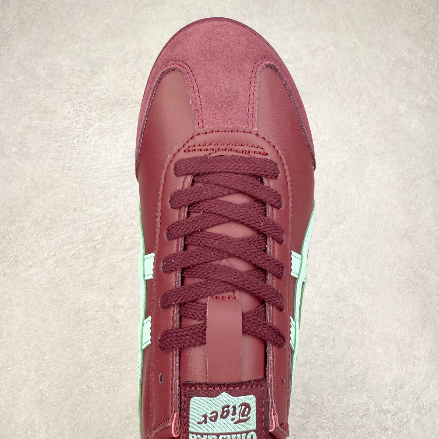 图片[4]-＃C版 Asics Onitsuka Tiger MEXICO 66 亚瑟士鬼冢虎复古经典板鞋 CNY 龙年限定 白红 市场王者选手 海外订单工厂出品 长期生产补货永不断码 超成熟稳定的做工品控 原装全套纸板楦头开发 原汁原味 完美呈现版型 私模正确鞋底咬花纹路 一比一鞋头弧度高度鞋身弧度 绝不口嗨 细节品控鞋型随意秒杀市面 原档咬花纹路私模大底 一个单元有六个三角形 总体形拼接呈现花瓣状 官方四联吊牌 原装Ortholite轻量化鞋垫 原盒原配 质保卡 说明书 钢印防尘纸 纸板中底带钢印 乳胶组合鞋垫 支持全方位的对比专柜 产品从款式颜色造型上体现出追求舒适和细节的完美 鞋类更是推崇手工制作的严谨与完美 融舒适性与可穿性的设计风格 注重细节的完美和别致魅力 既保持稳重 又不失轻松的时尚感 尺码：36 37 37.5 38 39 39.5 40 40.5 41.5 42 42.5 43.5 44 45-选品中心