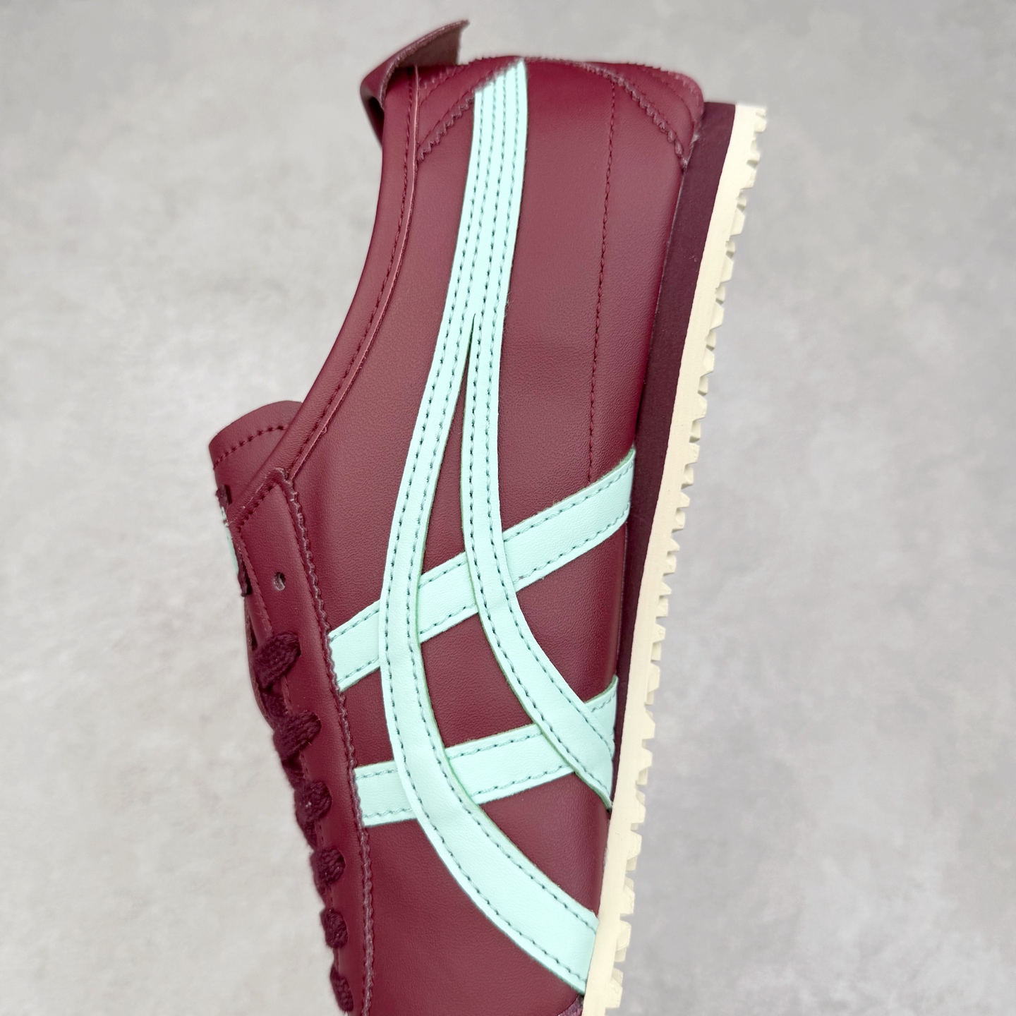 图片[7]-＃C版 Asics Onitsuka Tiger MEXICO 66 亚瑟士鬼冢虎复古经典板鞋 CNY 龙年限定 白红 市场王者选手 海外订单工厂出品 长期生产补货永不断码 超成熟稳定的做工品控 原装全套纸板楦头开发 原汁原味 完美呈现版型 私模正确鞋底咬花纹路 一比一鞋头弧度高度鞋身弧度 绝不口嗨 细节品控鞋型随意秒杀市面 原档咬花纹路私模大底 一个单元有六个三角形 总体形拼接呈现花瓣状 官方四联吊牌 原装Ortholite轻量化鞋垫 原盒原配 质保卡 说明书 钢印防尘纸 纸板中底带钢印 乳胶组合鞋垫 支持全方位的对比专柜 产品从款式颜色造型上体现出追求舒适和细节的完美 鞋类更是推崇手工制作的严谨与完美 融舒适性与可穿性的设计风格 注重细节的完美和别致魅力 既保持稳重 又不失轻松的时尚感 尺码：36 37 37.5 38 39 39.5 40 40.5 41.5 42 42.5 43.5 44 45-选品中心