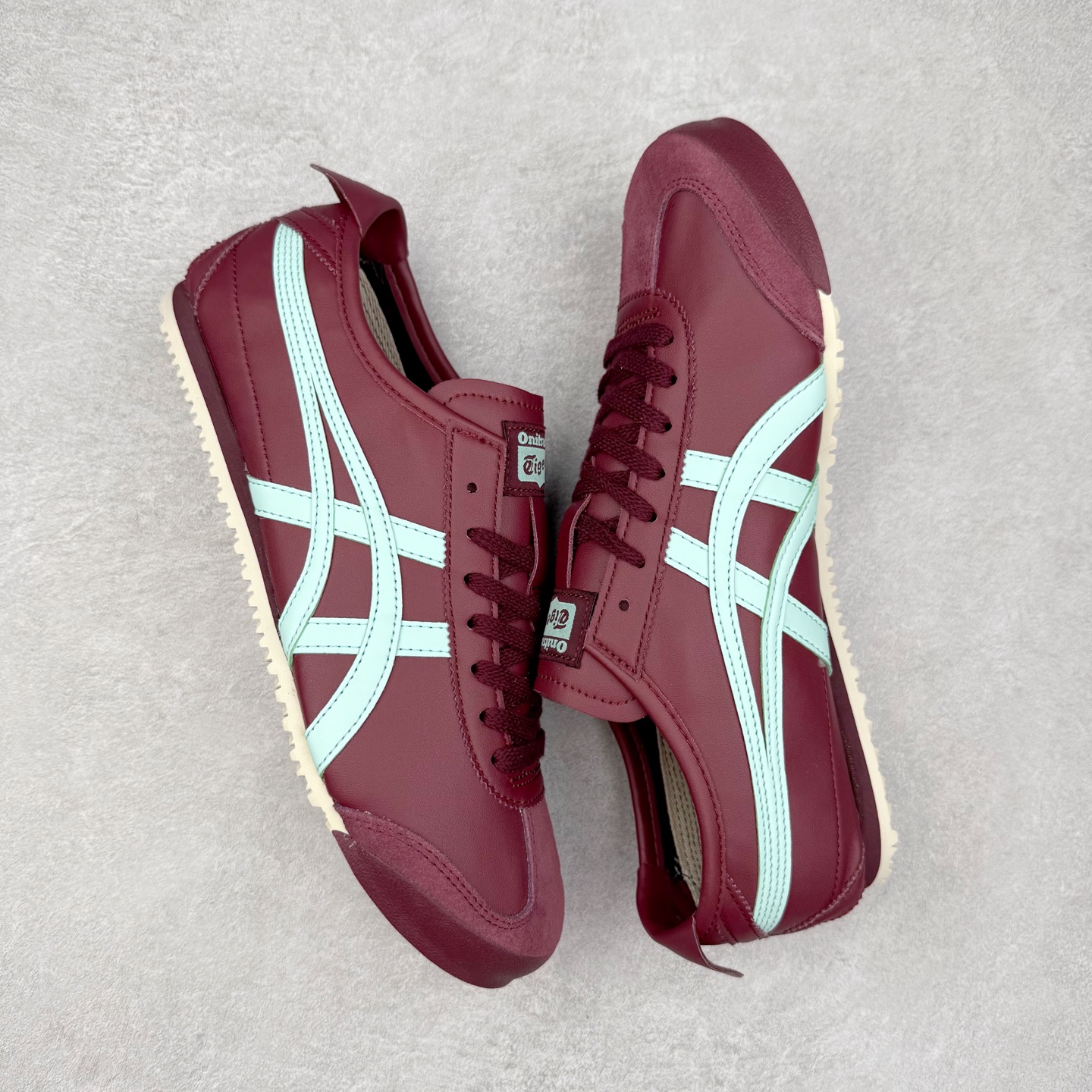 图片[3]-＃C版 Asics Onitsuka Tiger MEXICO 66 亚瑟士鬼冢虎复古经典板鞋 CNY 龙年限定 白红 市场王者选手 海外订单工厂出品 长期生产补货永不断码 超成熟稳定的做工品控 原装全套纸板楦头开发 原汁原味 完美呈现版型 私模正确鞋底咬花纹路 一比一鞋头弧度高度鞋身弧度 绝不口嗨 细节品控鞋型随意秒杀市面 原档咬花纹路私模大底 一个单元有六个三角形 总体形拼接呈现花瓣状 官方四联吊牌 原装Ortholite轻量化鞋垫 原盒原配 质保卡 说明书 钢印防尘纸 纸板中底带钢印 乳胶组合鞋垫 支持全方位的对比专柜 产品从款式颜色造型上体现出追求舒适和细节的完美 鞋类更是推崇手工制作的严谨与完美 融舒适性与可穿性的设计风格 注重细节的完美和别致魅力 既保持稳重 又不失轻松的时尚感 尺码：36 37 37.5 38 39 39.5 40 40.5 41.5 42 42.5 43.5 44 45-选品中心