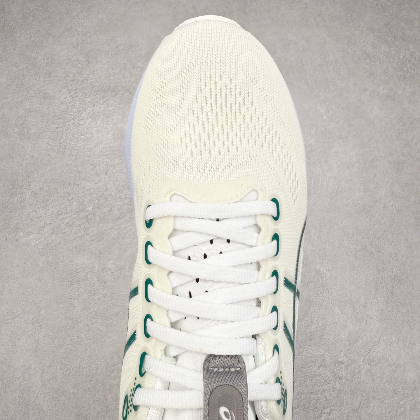 图片[4]-Asics Gel-Kayano 32 亚瑟士卡亚诺32代低帮专业有氧超轻量休闲运动全能慢跑鞋全球知名运动品牌ASICS正式推出新款GEL-KAYANO 32跑鞋，旨在通过全新稳定结构以提升产品可适性，满足跑者的足部稳定需求，让每一位跑者从起跑到结束都能够感受到焕然一新的稳定性与舒适性，从而帮助更多人找到身心平衡，获得自在舒适的健康生活方式。秉持着ASICS亚瑟士的设计哲学，全新一代GEL-KAYANO 32应运而生。为进一步升级产品的稳定性，GEL-KAYANO 采用了全新4D引导系统，通过内侧稳定装置提升可适性，满足足部稳定需求，帮助足弓迅速返回到平衡位置。作为基于生物力学研究打造的全新稳定结构，4D引导系统不仅提升了跑鞋对双脚的支撑性，它还将人体不同的运动状态纳入设计考量，帮助跑者在多种跑动强度下获得充足的稳定性和理想的舒适度。尺码：36 37 37.5 38 39.5 40 40.5 41.5 42 42.5 43.5 44 44.5 45-选品中心