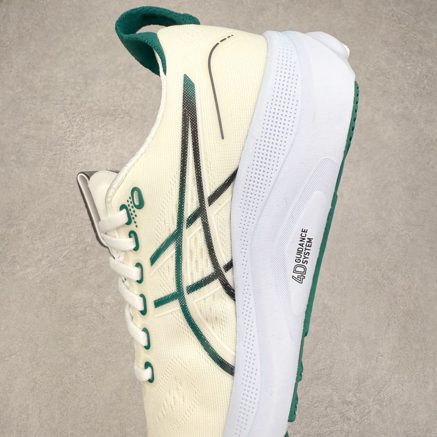 图片[7]-Asics Gel-Kayano 32 亚瑟士卡亚诺32代低帮专业有氧超轻量休闲运动全能慢跑鞋全球知名运动品牌ASICS正式推出新款GEL-KAYANO 32跑鞋，旨在通过全新稳定结构以提升产品可适性，满足跑者的足部稳定需求，让每一位跑者从起跑到结束都能够感受到焕然一新的稳定性与舒适性，从而帮助更多人找到身心平衡，获得自在舒适的健康生活方式。秉持着ASICS亚瑟士的设计哲学，全新一代GEL-KAYANO 32应运而生。为进一步升级产品的稳定性，GEL-KAYANO 采用了全新4D引导系统，通过内侧稳定装置提升可适性，满足足部稳定需求，帮助足弓迅速返回到平衡位置。作为基于生物力学研究打造的全新稳定结构，4D引导系统不仅提升了跑鞋对双脚的支撑性，它还将人体不同的运动状态纳入设计考量，帮助跑者在多种跑动强度下获得充足的稳定性和理想的舒适度。尺码：36 37 37.5 38 39.5 40 40.5 41.5 42 42.5 43.5 44 44.5 45-选品中心