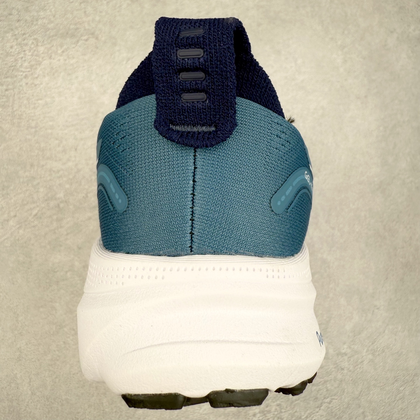 图片[8]-Asics Gel-Kayano 32 亚瑟士卡亚诺32代低帮专业有氧超轻量休闲运动全能慢跑鞋全球知名运动品牌ASICS正式推出新款GEL-KAYANO 32跑鞋，旨在通过全新稳定结构以提升产品可适性，满足跑者的足部稳定需求，让每一位跑者从起跑到结束都能够感受到焕然一新的稳定性与舒适性，从而帮助更多人找到身心平衡，获得自在舒适的健康生活方式。秉持着ASICS亚瑟士的设计哲学，全新一代GEL-KAYANO 32应运而生。为进一步升级产品的稳定性，GEL-KAYANO 采用了全新4D引导系统，通过内侧稳定装置提升可适性，满足足部稳定需求，帮助足弓迅速返回到平衡位置。作为基于生物力学研究打造的全新稳定结构，4D引导系统不仅提升了跑鞋对双脚的支撑性，它还将人体不同的运动状态纳入设计考量，帮助跑者在多种跑动强度下获得充足的稳定性和理想的舒适度。尺码：36 37 37.5 38 39.5 40 40.5 41.5 42 42.5 43.5 44 44.5 45-选品中心