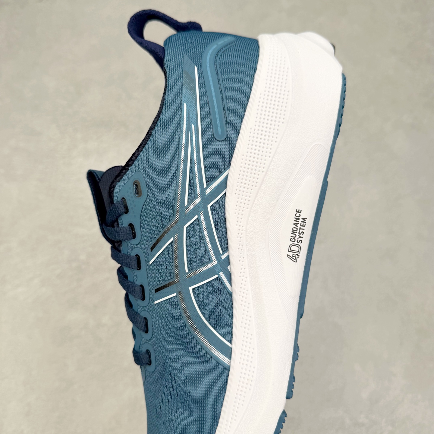 图片[7]-Asics Gel-Kayano 32 亚瑟士卡亚诺32代低帮专业有氧超轻量休闲运动全能慢跑鞋全球知名运动品牌ASICS正式推出新款GEL-KAYANO 32跑鞋，旨在通过全新稳定结构以提升产品可适性，满足跑者的足部稳定需求，让每一位跑者从起跑到结束都能够感受到焕然一新的稳定性与舒适性，从而帮助更多人找到身心平衡，获得自在舒适的健康生活方式。秉持着ASICS亚瑟士的设计哲学，全新一代GEL-KAYANO 32应运而生。为进一步升级产品的稳定性，GEL-KAYANO 采用了全新4D引导系统，通过内侧稳定装置提升可适性，满足足部稳定需求，帮助足弓迅速返回到平衡位置。作为基于生物力学研究打造的全新稳定结构，4D引导系统不仅提升了跑鞋对双脚的支撑性，它还将人体不同的运动状态纳入设计考量，帮助跑者在多种跑动强度下获得充足的稳定性和理想的舒适度。尺码：36 37 37.5 38 39.5 40 40.5 41.5 42 42.5 43.5 44 44.5 45-选品中心