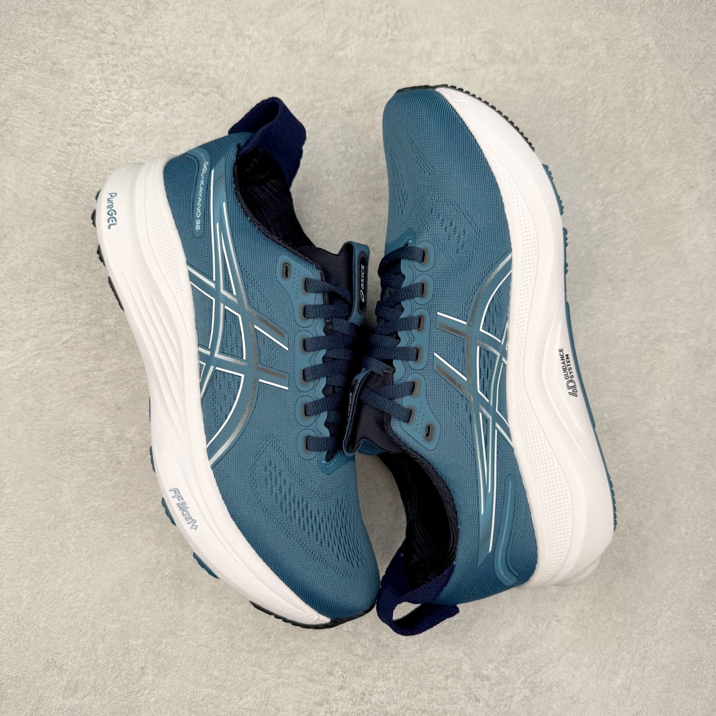 图片[3]-Asics Gel-Kayano 32 亚瑟士卡亚诺32代低帮专业有氧超轻量休闲运动全能慢跑鞋全球知名运动品牌ASICS正式推出新款GEL-KAYANO 32跑鞋，旨在通过全新稳定结构以提升产品可适性，满足跑者的足部稳定需求，让每一位跑者从起跑到结束都能够感受到焕然一新的稳定性与舒适性，从而帮助更多人找到身心平衡，获得自在舒适的健康生活方式。秉持着ASICS亚瑟士的设计哲学，全新一代GEL-KAYANO 32应运而生。为进一步升级产品的稳定性，GEL-KAYANO 采用了全新4D引导系统，通过内侧稳定装置提升可适性，满足足部稳定需求，帮助足弓迅速返回到平衡位置。作为基于生物力学研究打造的全新稳定结构，4D引导系统不仅提升了跑鞋对双脚的支撑性，它还将人体不同的运动状态纳入设计考量，帮助跑者在多种跑动强度下获得充足的稳定性和理想的舒适度。尺码：36 37 37.5 38 39.5 40 40.5 41.5 42 42.5 43.5 44 44.5 45-选品中心