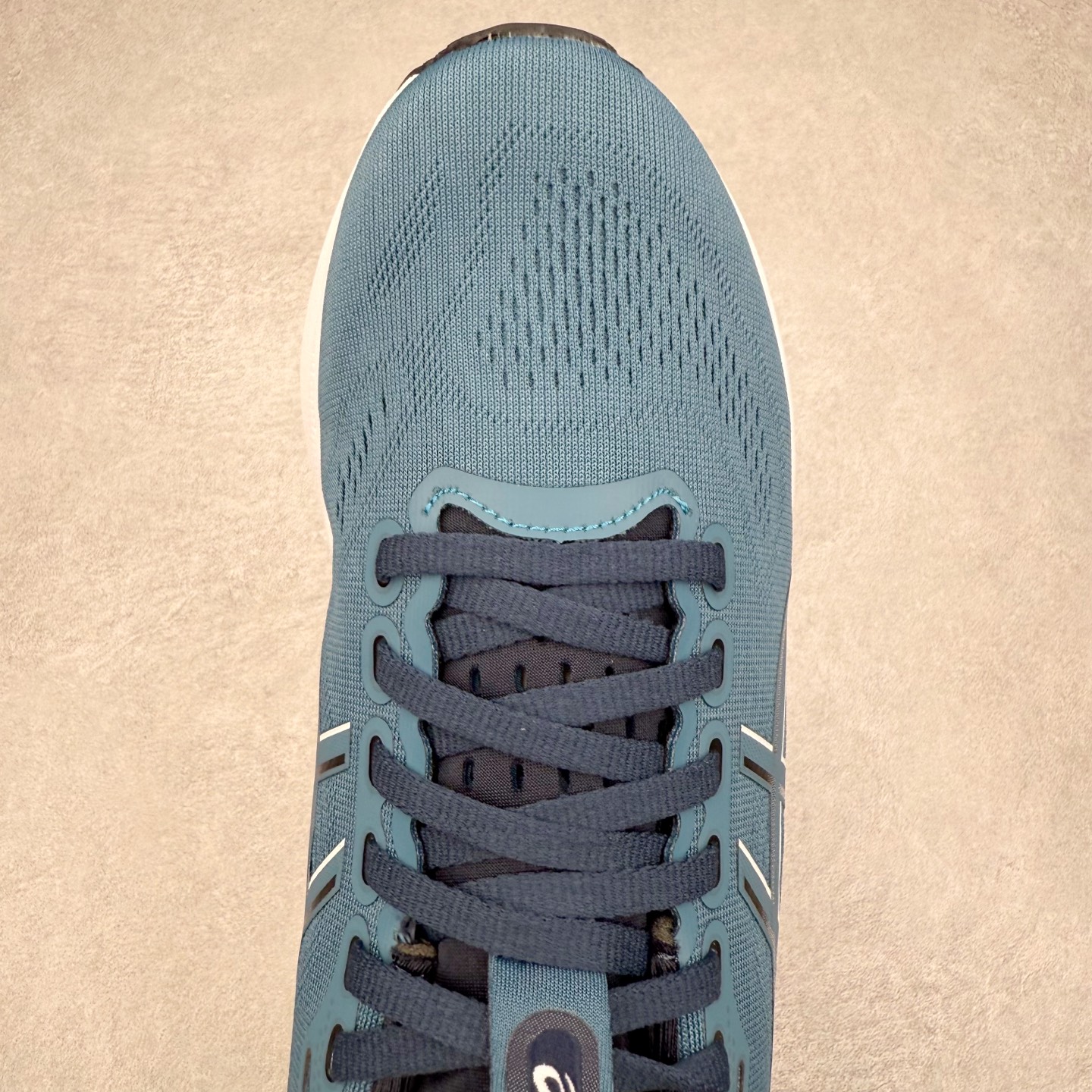 图片[4]-Asics Gel-Kayano 32 亚瑟士卡亚诺32代低帮专业有氧超轻量休闲运动全能慢跑鞋全球知名运动品牌ASICS正式推出新款GEL-KAYANO 32跑鞋，旨在通过全新稳定结构以提升产品可适性，满足跑者的足部稳定需求，让每一位跑者从起跑到结束都能够感受到焕然一新的稳定性与舒适性，从而帮助更多人找到身心平衡，获得自在舒适的健康生活方式。秉持着ASICS亚瑟士的设计哲学，全新一代GEL-KAYANO 32应运而生。为进一步升级产品的稳定性，GEL-KAYANO 采用了全新4D引导系统，通过内侧稳定装置提升可适性，满足足部稳定需求，帮助足弓迅速返回到平衡位置。作为基于生物力学研究打造的全新稳定结构，4D引导系统不仅提升了跑鞋对双脚的支撑性，它还将人体不同的运动状态纳入设计考量，帮助跑者在多种跑动强度下获得充足的稳定性和理想的舒适度。尺码：36 37 37.5 38 39.5 40 40.5 41.5 42 42.5 43.5 44 44.5 45-选品中心