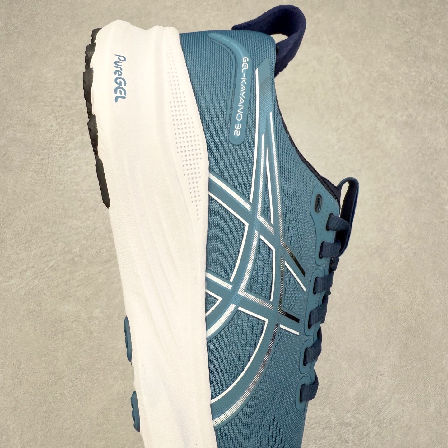 图片[6]-Asics Gel-Kayano 32 亚瑟士卡亚诺32代低帮专业有氧超轻量休闲运动全能慢跑鞋全球知名运动品牌ASICS正式推出新款GEL-KAYANO 32跑鞋，旨在通过全新稳定结构以提升产品可适性，满足跑者的足部稳定需求，让每一位跑者从起跑到结束都能够感受到焕然一新的稳定性与舒适性，从而帮助更多人找到身心平衡，获得自在舒适的健康生活方式。秉持着ASICS亚瑟士的设计哲学，全新一代GEL-KAYANO 32应运而生。为进一步升级产品的稳定性，GEL-KAYANO 采用了全新4D引导系统，通过内侧稳定装置提升可适性，满足足部稳定需求，帮助足弓迅速返回到平衡位置。作为基于生物力学研究打造的全新稳定结构，4D引导系统不仅提升了跑鞋对双脚的支撑性，它还将人体不同的运动状态纳入设计考量，帮助跑者在多种跑动强度下获得充足的稳定性和理想的舒适度。尺码：36 37 37.5 38 39.5 40 40.5 41.5 42 42.5 43.5 44 44.5 45-选品中心