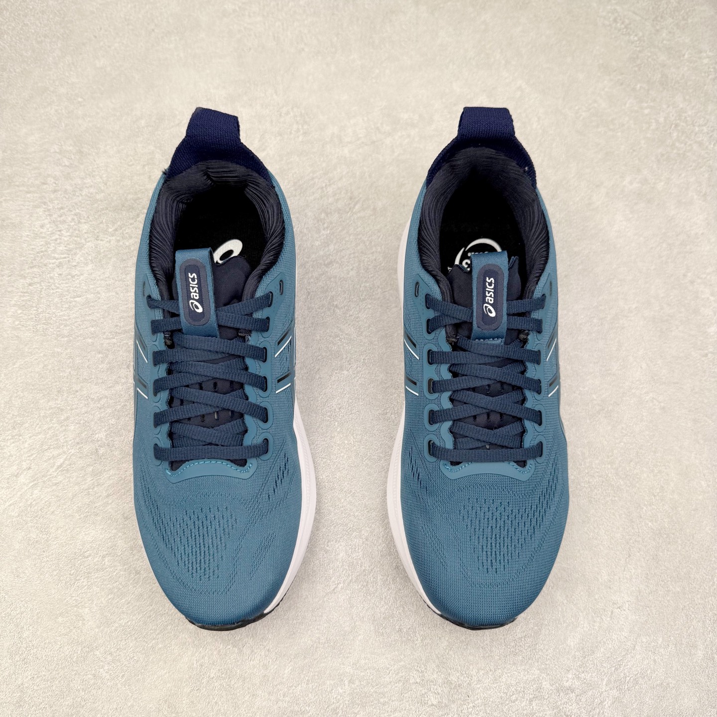 图片[2]-Asics Gel-Kayano 32 亚瑟士卡亚诺32代低帮专业有氧超轻量休闲运动全能慢跑鞋全球知名运动品牌ASICS正式推出新款GEL-KAYANO 32跑鞋，旨在通过全新稳定结构以提升产品可适性，满足跑者的足部稳定需求，让每一位跑者从起跑到结束都能够感受到焕然一新的稳定性与舒适性，从而帮助更多人找到身心平衡，获得自在舒适的健康生活方式。秉持着ASICS亚瑟士的设计哲学，全新一代GEL-KAYANO 32应运而生。为进一步升级产品的稳定性，GEL-KAYANO 采用了全新4D引导系统，通过内侧稳定装置提升可适性，满足足部稳定需求，帮助足弓迅速返回到平衡位置。作为基于生物力学研究打造的全新稳定结构，4D引导系统不仅提升了跑鞋对双脚的支撑性，它还将人体不同的运动状态纳入设计考量，帮助跑者在多种跑动强度下获得充足的稳定性和理想的舒适度。尺码：36 37 37.5 38 39.5 40 40.5 41.5 42 42.5 43.5 44 44.5 45-选品中心