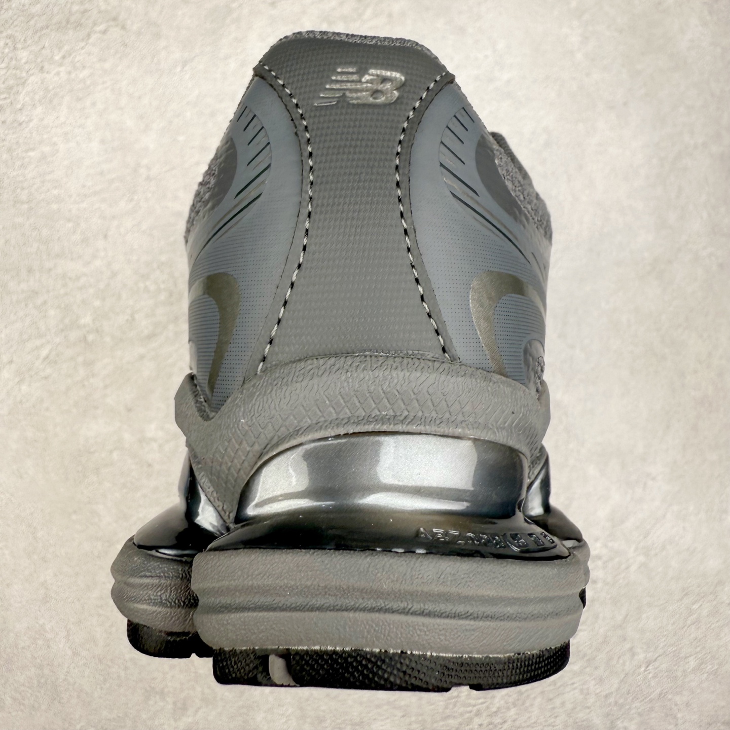 图片[8]-New Balance NB2000 舒适百搭防滑耐磨低帮 休闲跑步鞋 New Balance 在近两年的球鞋市场屡出奇招，在经典鞋型保持进一步增长的同时，推出的每一款新鞋型也都有傲人的战绩。在 327、9060 等鞋型获得成功之后，今天 New Balance 家族又迎来了新鲜血液的注入。这双 New Balance 2000 依然是融合了新旧元素的跑鞋造型，命名为 2000，或许是它的设计理念有着 Y2K 的血统。最大的亮点，在于这双鞋的中底。外侧以五个 ABZORB 单元，带来极具辨识度和冲击力的视觉效果，让这双鞋在外观和脚感方面都颇具吸引力。尺码：36 37 37.5 38 38.5 39 40 40.5 41 42 42.5 43 44 45 46-选品中心