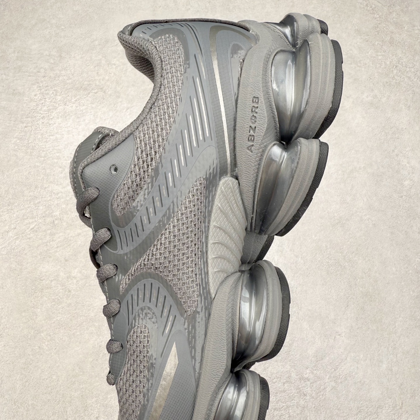 图片[7]-New Balance NB2000 舒适百搭防滑耐磨低帮 休闲跑步鞋 New Balance 在近两年的球鞋市场屡出奇招，在经典鞋型保持进一步增长的同时，推出的每一款新鞋型也都有傲人的战绩。在 327、9060 等鞋型获得成功之后，今天 New Balance 家族又迎来了新鲜血液的注入。这双 New Balance 2000 依然是融合了新旧元素的跑鞋造型，命名为 2000，或许是它的设计理念有着 Y2K 的血统。最大的亮点，在于这双鞋的中底。外侧以五个 ABZORB 单元，带来极具辨识度和冲击力的视觉效果，让这双鞋在外观和脚感方面都颇具吸引力。尺码：36 37 37.5 38 38.5 39 40 40.5 41 42 42.5 43 44 45 46-选品中心