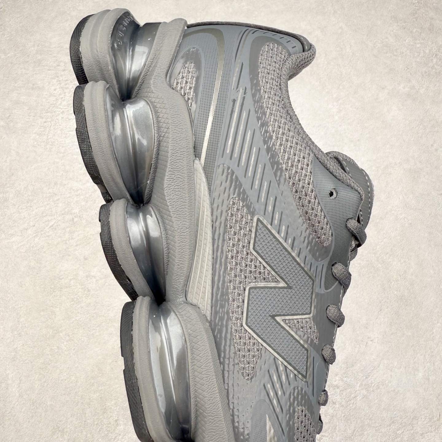 图片[6]-New Balance NB2000 舒适百搭防滑耐磨低帮 休闲跑步鞋 New Balance 在近两年的球鞋市场屡出奇招，在经典鞋型保持进一步增长的同时，推出的每一款新鞋型也都有傲人的战绩。在 327、9060 等鞋型获得成功之后，今天 New Balance 家族又迎来了新鲜血液的注入。这双 New Balance 2000 依然是融合了新旧元素的跑鞋造型，命名为 2000，或许是它的设计理念有着 Y2K 的血统。最大的亮点，在于这双鞋的中底。外侧以五个 ABZORB 单元，带来极具辨识度和冲击力的视觉效果，让这双鞋在外观和脚感方面都颇具吸引力。尺码：36 37 37.5 38 38.5 39 40 40.5 41 42 42.5 43 44 45 46-选品中心