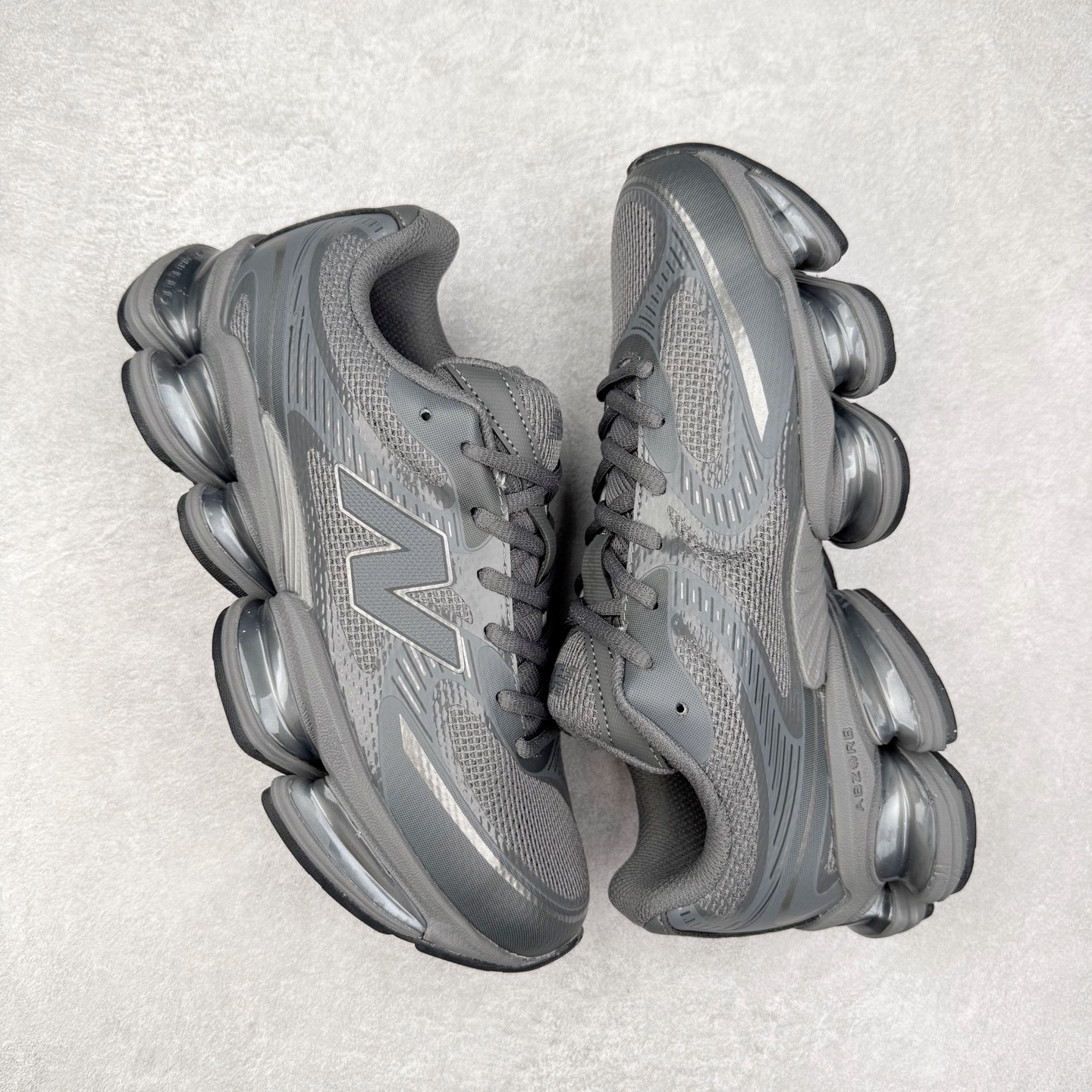 图片[3]-New Balance NB2000 舒适百搭防滑耐磨低帮 休闲跑步鞋 New Balance 在近两年的球鞋市场屡出奇招，在经典鞋型保持进一步增长的同时，推出的每一款新鞋型也都有傲人的战绩。在 327、9060 等鞋型获得成功之后，今天 New Balance 家族又迎来了新鲜血液的注入。这双 New Balance 2000 依然是融合了新旧元素的跑鞋造型，命名为 2000，或许是它的设计理念有着 Y2K 的血统。最大的亮点，在于这双鞋的中底。外侧以五个 ABZORB 单元，带来极具辨识度和冲击力的视觉效果，让这双鞋在外观和脚感方面都颇具吸引力。尺码：36 37 37.5 38 38.5 39 40 40.5 41 42 42.5 43 44 45 46-选品中心