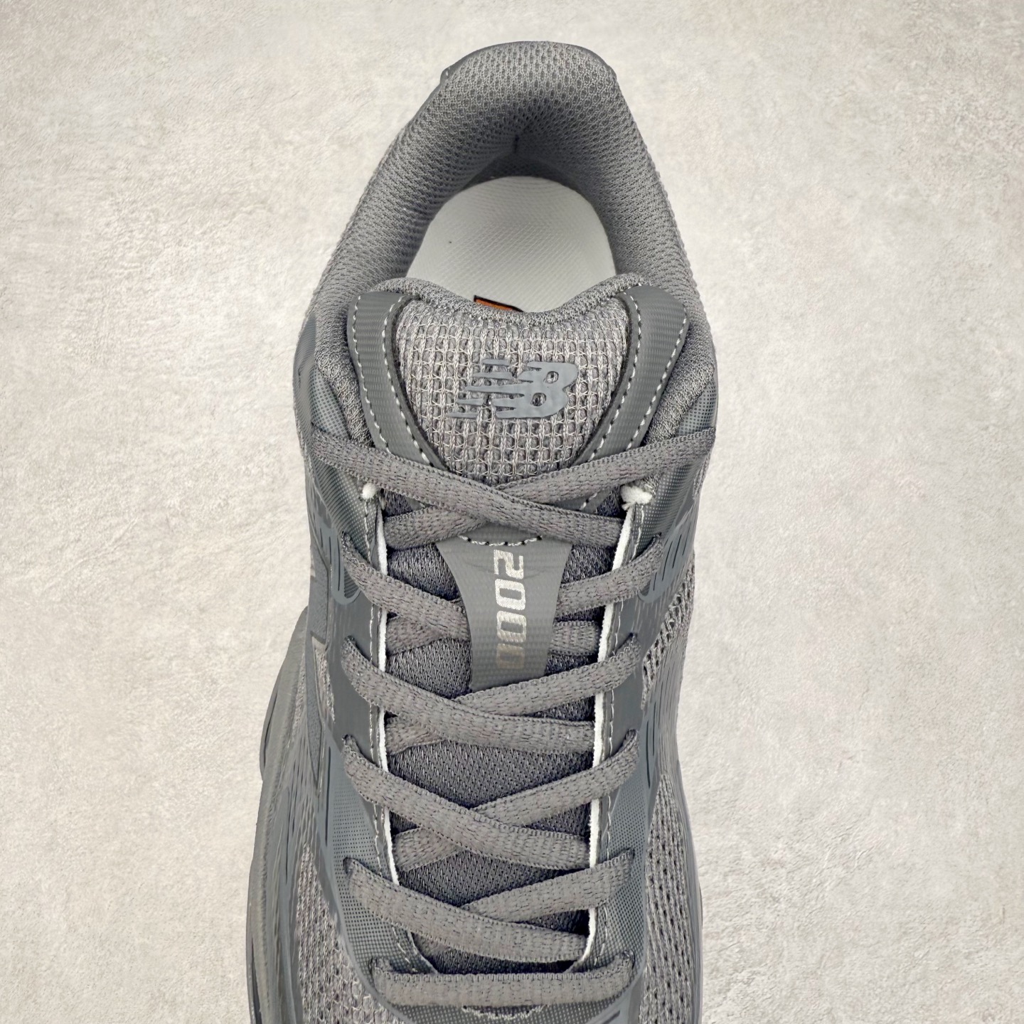 图片[5]-New Balance NB2000 舒适百搭防滑耐磨低帮 休闲跑步鞋 New Balance 在近两年的球鞋市场屡出奇招，在经典鞋型保持进一步增长的同时，推出的每一款新鞋型也都有傲人的战绩。在 327、9060 等鞋型获得成功之后，今天 New Balance 家族又迎来了新鲜血液的注入。这双 New Balance 2000 依然是融合了新旧元素的跑鞋造型，命名为 2000，或许是它的设计理念有着 Y2K 的血统。最大的亮点，在于这双鞋的中底。外侧以五个 ABZORB 单元，带来极具辨识度和冲击力的视觉效果，让这双鞋在外观和脚感方面都颇具吸引力。尺码：36 37 37.5 38 38.5 39 40 40.5 41 42 42.5 43 44 45 46-选品中心