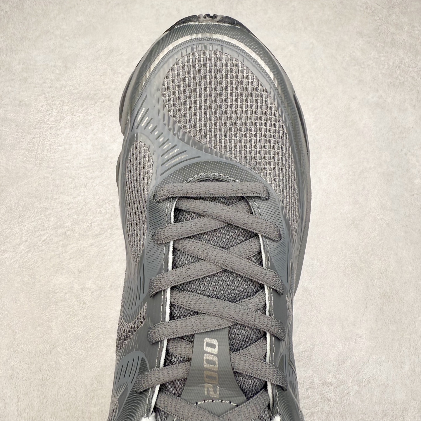 图片[4]-New Balance NB2000 舒适百搭防滑耐磨低帮 休闲跑步鞋 New Balance 在近两年的球鞋市场屡出奇招，在经典鞋型保持进一步增长的同时，推出的每一款新鞋型也都有傲人的战绩。在 327、9060 等鞋型获得成功之后，今天 New Balance 家族又迎来了新鲜血液的注入。这双 New Balance 2000 依然是融合了新旧元素的跑鞋造型，命名为 2000，或许是它的设计理念有着 Y2K 的血统。最大的亮点，在于这双鞋的中底。外侧以五个 ABZORB 单元，带来极具辨识度和冲击力的视觉效果，让这双鞋在外观和脚感方面都颇具吸引力。尺码：36 37 37.5 38 38.5 39 40 40.5 41 42 42.5 43 44 45 46-选品中心