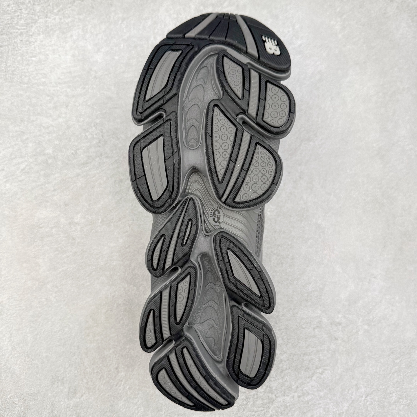 图片[9]-New Balance NB2000 舒适百搭防滑耐磨低帮 休闲跑步鞋 New Balance 在近两年的球鞋市场屡出奇招，在经典鞋型保持进一步增长的同时，推出的每一款新鞋型也都有傲人的战绩。在 327、9060 等鞋型获得成功之后，今天 New Balance 家族又迎来了新鲜血液的注入。这双 New Balance 2000 依然是融合了新旧元素的跑鞋造型，命名为 2000，或许是它的设计理念有着 Y2K 的血统。最大的亮点，在于这双鞋的中底。外侧以五个 ABZORB 单元，带来极具辨识度和冲击力的视觉效果，让这双鞋在外观和脚感方面都颇具吸引力。尺码：36 37 37.5 38 38.5 39 40 40.5 41 42 42.5 43 44 45 46-选品中心