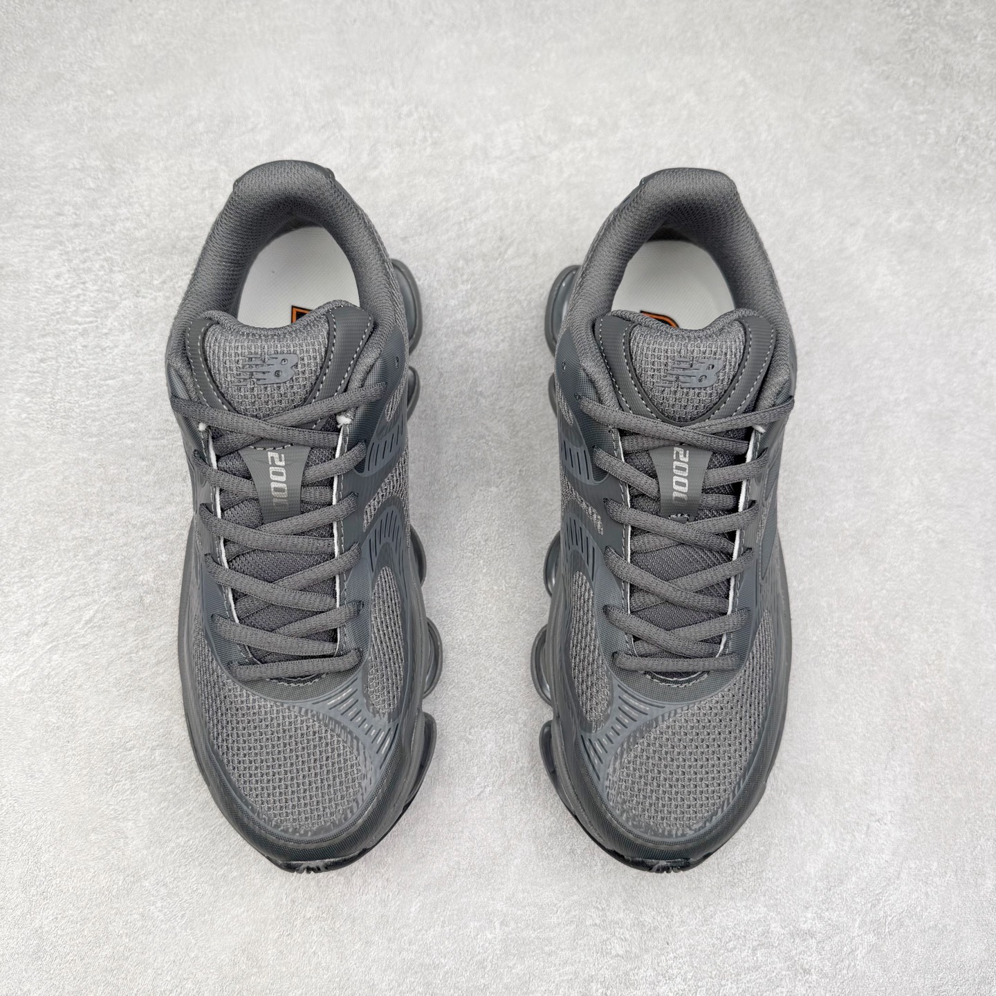 图片[2]-New Balance NB2000 舒适百搭防滑耐磨低帮 休闲跑步鞋 New Balance 在近两年的球鞋市场屡出奇招，在经典鞋型保持进一步增长的同时，推出的每一款新鞋型也都有傲人的战绩。在 327、9060 等鞋型获得成功之后，今天 New Balance 家族又迎来了新鲜血液的注入。这双 New Balance 2000 依然是融合了新旧元素的跑鞋造型，命名为 2000，或许是它的设计理念有着 Y2K 的血统。最大的亮点，在于这双鞋的中底。外侧以五个 ABZORB 单元，带来极具辨识度和冲击力的视觉效果，让这双鞋在外观和脚感方面都颇具吸引力。尺码：36 37 37.5 38 38.5 39 40 40.5 41 42 42.5 43 44 45 46-选品中心