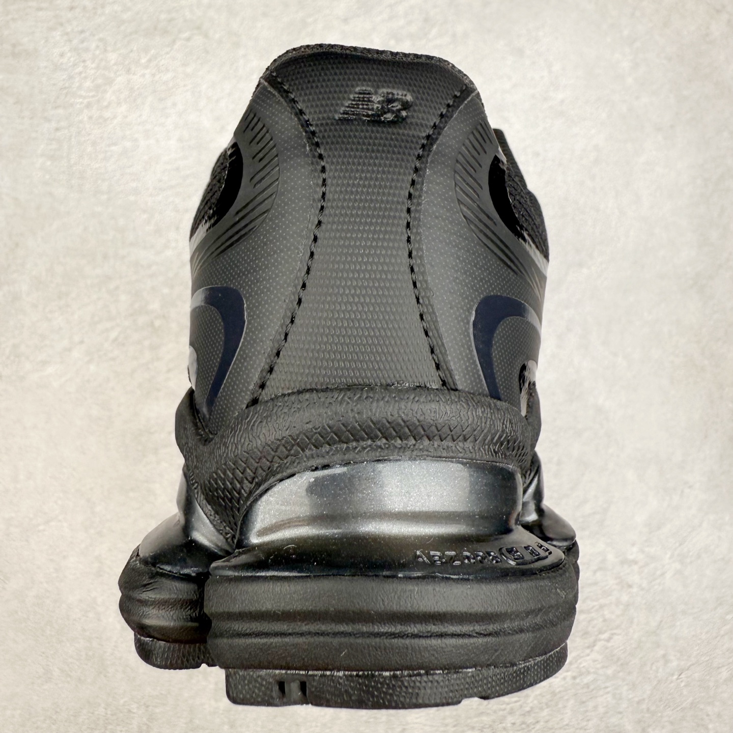 图片[8]-New Balance NB2000 舒适百搭防滑耐磨低帮 休闲跑步鞋 New Balance 在近两年的球鞋市场屡出奇招，在经典鞋型保持进一步增长的同时，推出的每一款新鞋型也都有傲人的战绩。在 327、9060 等鞋型获得成功之后，今天 New Balance 家族又迎来了新鲜血液的注入。这双 New Balance 2000 依然是融合了新旧元素的跑鞋造型，命名为 2000，或许是它的设计理念有着 Y2K 的血统。最大的亮点，在于这双鞋的中底。外侧以五个 ABZORB 单元，带来极具辨识度和冲击力的视觉效果，让这双鞋在外观和脚感方面都颇具吸引力。尺码：36 37 37.5 38 38.5 39 40 40.5 41 42 42.5 43 44 45 46-选品中心