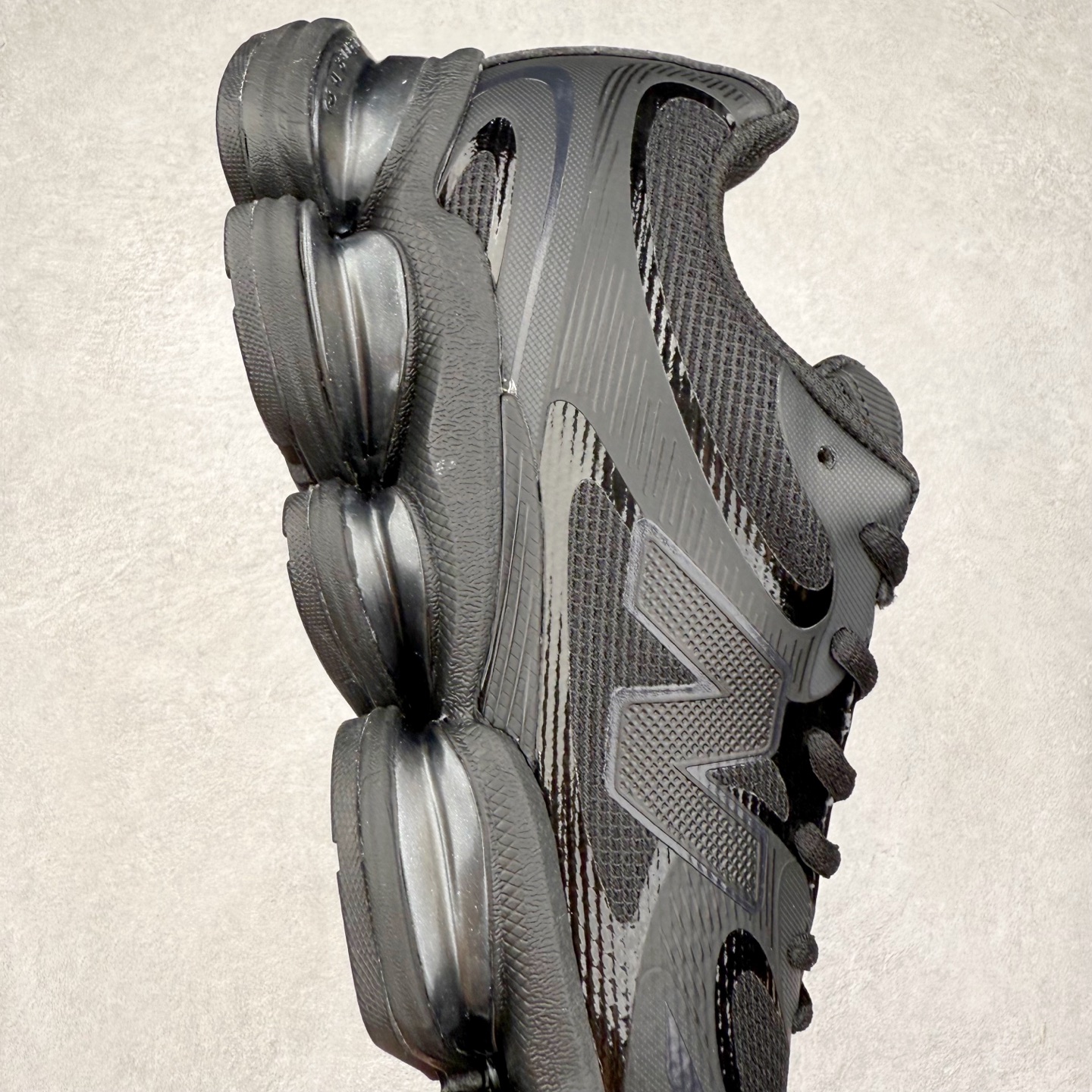 图片[6]-New Balance NB2000 舒适百搭防滑耐磨低帮 休闲跑步鞋 New Balance 在近两年的球鞋市场屡出奇招，在经典鞋型保持进一步增长的同时，推出的每一款新鞋型也都有傲人的战绩。在 327、9060 等鞋型获得成功之后，今天 New Balance 家族又迎来了新鲜血液的注入。这双 New Balance 2000 依然是融合了新旧元素的跑鞋造型，命名为 2000，或许是它的设计理念有着 Y2K 的血统。最大的亮点，在于这双鞋的中底。外侧以五个 ABZORB 单元，带来极具辨识度和冲击力的视觉效果，让这双鞋在外观和脚感方面都颇具吸引力。尺码：36 37 37.5 38 38.5 39 40 40.5 41 42 42.5 43 44 45 46-选品中心