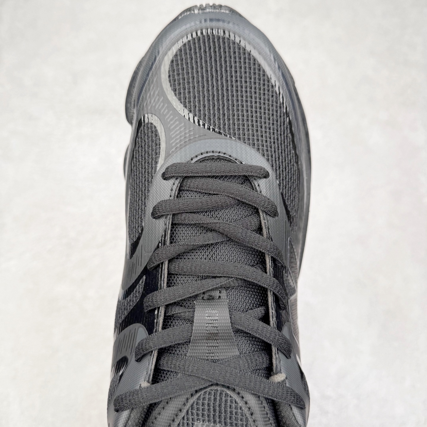 图片[4]-New Balance NB2000 舒适百搭防滑耐磨低帮 休闲跑步鞋 New Balance 在近两年的球鞋市场屡出奇招，在经典鞋型保持进一步增长的同时，推出的每一款新鞋型也都有傲人的战绩。在 327、9060 等鞋型获得成功之后，今天 New Balance 家族又迎来了新鲜血液的注入。这双 New Balance 2000 依然是融合了新旧元素的跑鞋造型，命名为 2000，或许是它的设计理念有着 Y2K 的血统。最大的亮点，在于这双鞋的中底。外侧以五个 ABZORB 单元，带来极具辨识度和冲击力的视觉效果，让这双鞋在外观和脚感方面都颇具吸引力。尺码：36 37 37.5 38 38.5 39 40 40.5 41 42 42.5 43 44 45 46-选品中心