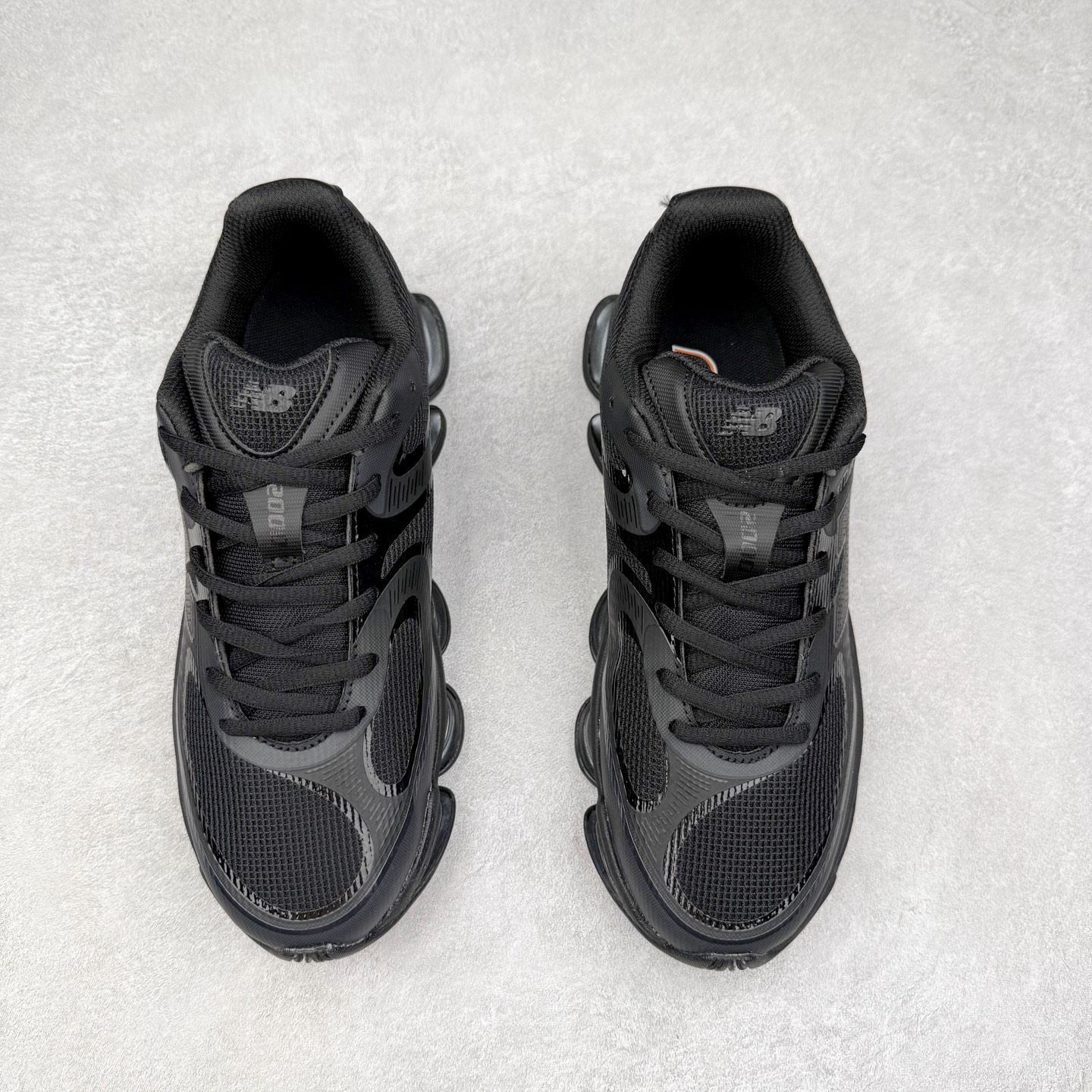 图片[2]-New Balance NB2000 舒适百搭防滑耐磨低帮 休闲跑步鞋 New Balance 在近两年的球鞋市场屡出奇招，在经典鞋型保持进一步增长的同时，推出的每一款新鞋型也都有傲人的战绩。在 327、9060 等鞋型获得成功之后，今天 New Balance 家族又迎来了新鲜血液的注入。这双 New Balance 2000 依然是融合了新旧元素的跑鞋造型，命名为 2000，或许是它的设计理念有着 Y2K 的血统。最大的亮点，在于这双鞋的中底。外侧以五个 ABZORB 单元，带来极具辨识度和冲击力的视觉效果，让这双鞋在外观和脚感方面都颇具吸引力。尺码：36 37 37.5 38 38.5 39 40 40.5 41 42 42.5 43 44 45 46-选品中心