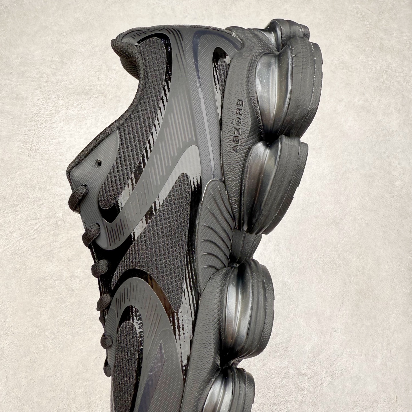 图片[7]-New Balance NB2000 舒适百搭防滑耐磨低帮 休闲跑步鞋 New Balance 在近两年的球鞋市场屡出奇招，在经典鞋型保持进一步增长的同时，推出的每一款新鞋型也都有傲人的战绩。在 327、9060 等鞋型获得成功之后，今天 New Balance 家族又迎来了新鲜血液的注入。这双 New Balance 2000 依然是融合了新旧元素的跑鞋造型，命名为 2000，或许是它的设计理念有着 Y2K 的血统。最大的亮点，在于这双鞋的中底。外侧以五个 ABZORB 单元，带来极具辨识度和冲击力的视觉效果，让这双鞋在外观和脚感方面都颇具吸引力。尺码：36 37 37.5 38 38.5 39 40 40.5 41 42 42.5 43 44 45 46-选品中心