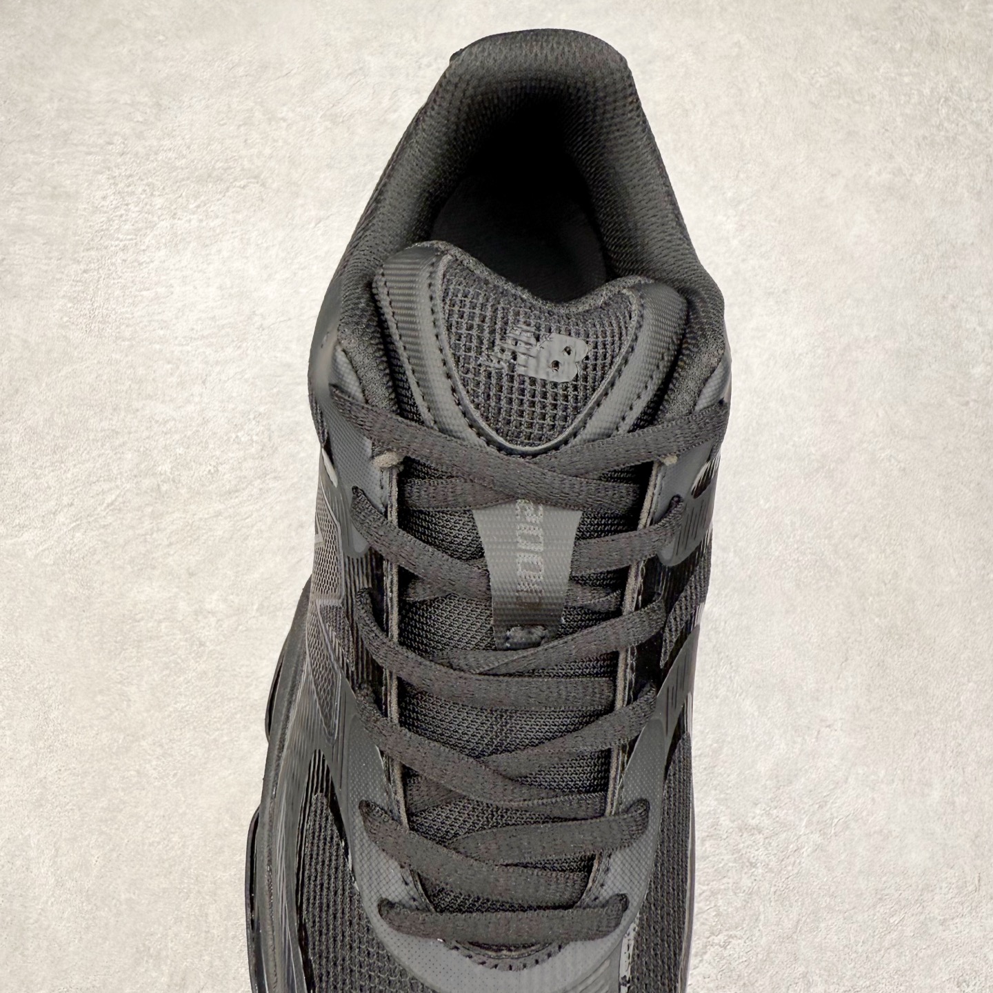 图片[5]-New Balance NB2000 舒适百搭防滑耐磨低帮 休闲跑步鞋 New Balance 在近两年的球鞋市场屡出奇招，在经典鞋型保持进一步增长的同时，推出的每一款新鞋型也都有傲人的战绩。在 327、9060 等鞋型获得成功之后，今天 New Balance 家族又迎来了新鲜血液的注入。这双 New Balance 2000 依然是融合了新旧元素的跑鞋造型，命名为 2000，或许是它的设计理念有着 Y2K 的血统。最大的亮点，在于这双鞋的中底。外侧以五个 ABZORB 单元，带来极具辨识度和冲击力的视觉效果，让这双鞋在外观和脚感方面都颇具吸引力。尺码：36 37 37.5 38 38.5 39 40 40.5 41 42 42.5 43 44 45 46-选品中心