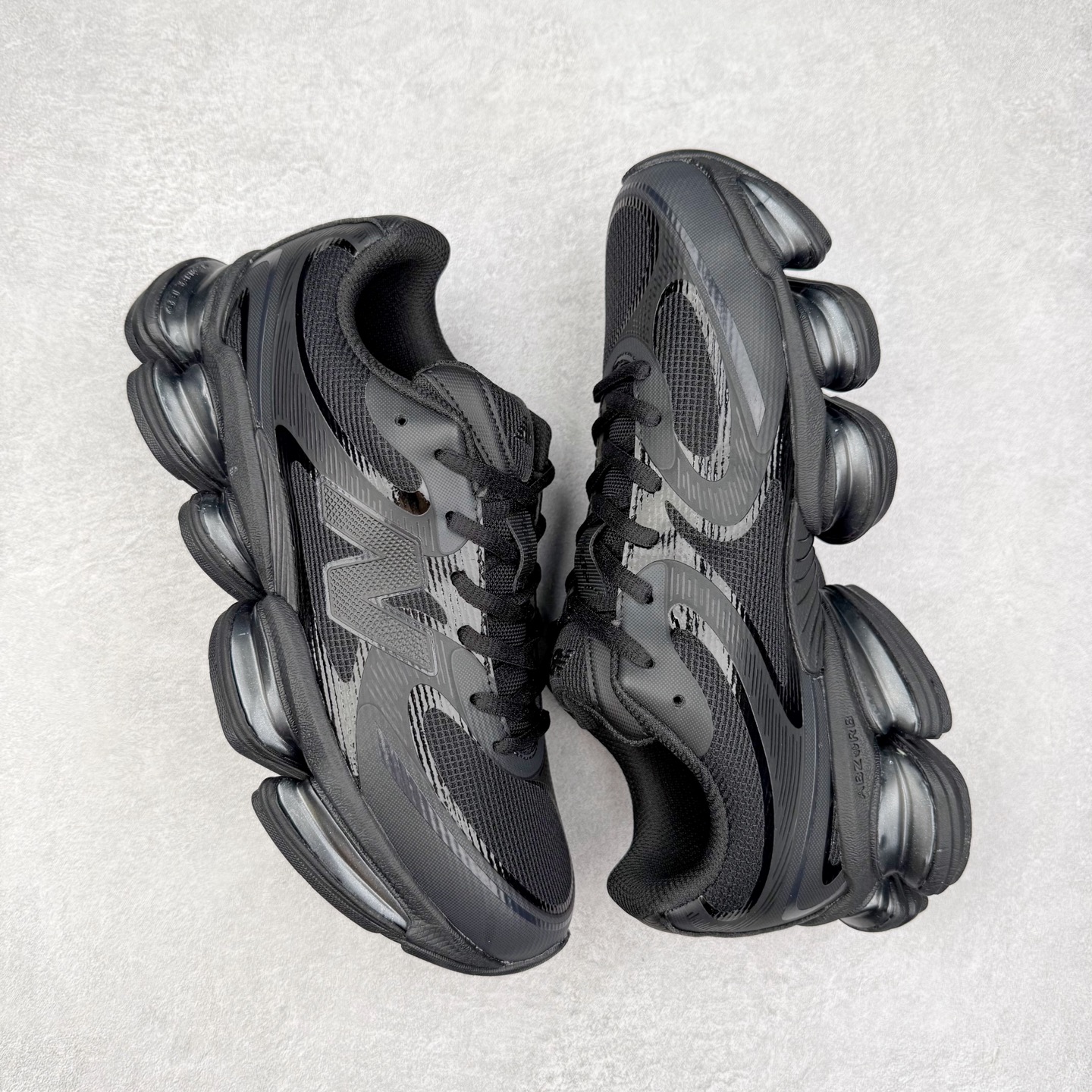 图片[3]-New Balance NB2000 舒适百搭防滑耐磨低帮 休闲跑步鞋 New Balance 在近两年的球鞋市场屡出奇招，在经典鞋型保持进一步增长的同时，推出的每一款新鞋型也都有傲人的战绩。在 327、9060 等鞋型获得成功之后，今天 New Balance 家族又迎来了新鲜血液的注入。这双 New Balance 2000 依然是融合了新旧元素的跑鞋造型，命名为 2000，或许是它的设计理念有着 Y2K 的血统。最大的亮点，在于这双鞋的中底。外侧以五个 ABZORB 单元，带来极具辨识度和冲击力的视觉效果，让这双鞋在外观和脚感方面都颇具吸引力。尺码：36 37 37.5 38 38.5 39 40 40.5 41 42 42.5 43 44 45 46-选品中心