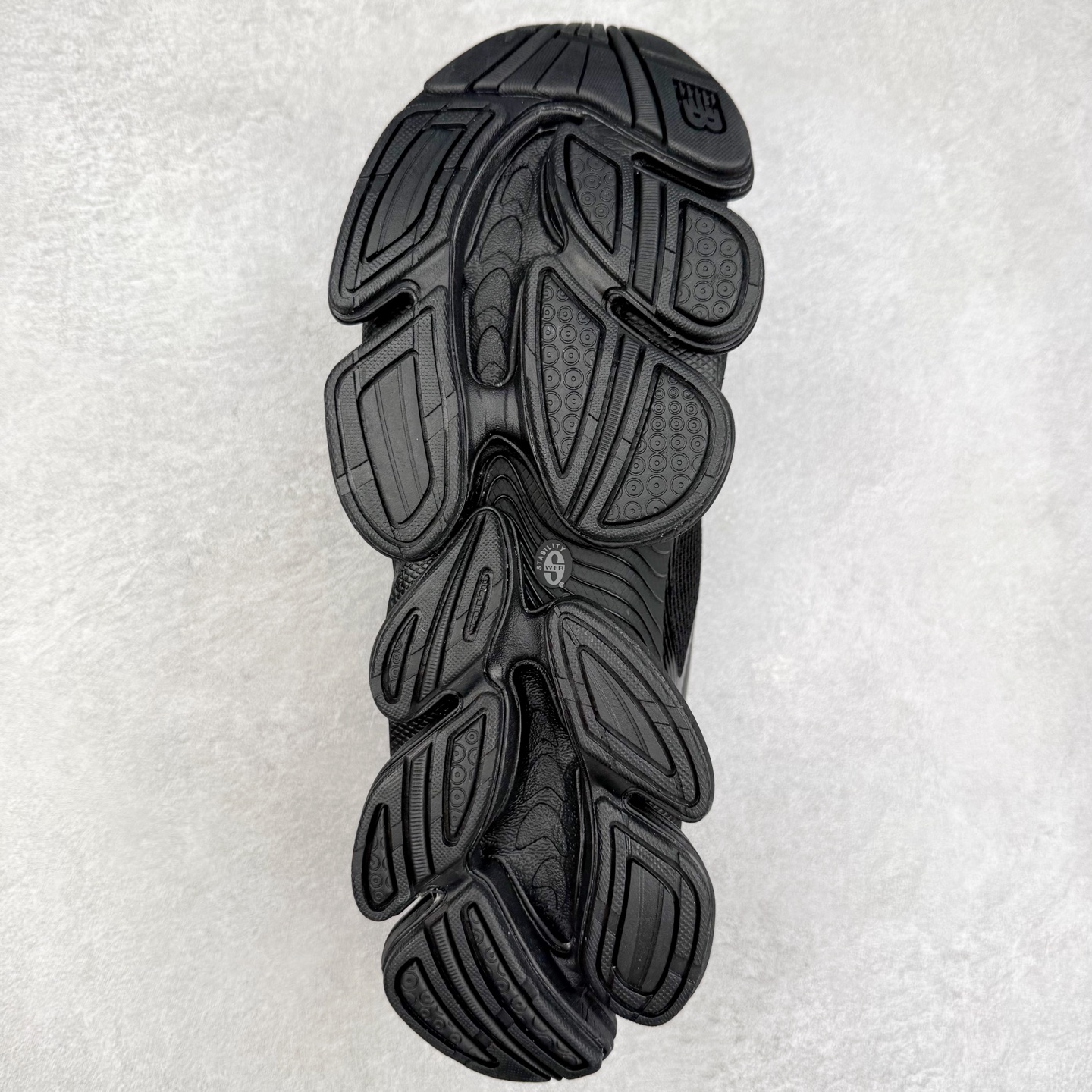 图片[9]-New Balance NB2000 舒适百搭防滑耐磨低帮 休闲跑步鞋 New Balance 在近两年的球鞋市场屡出奇招，在经典鞋型保持进一步增长的同时，推出的每一款新鞋型也都有傲人的战绩。在 327、9060 等鞋型获得成功之后，今天 New Balance 家族又迎来了新鲜血液的注入。这双 New Balance 2000 依然是融合了新旧元素的跑鞋造型，命名为 2000，或许是它的设计理念有着 Y2K 的血统。最大的亮点，在于这双鞋的中底。外侧以五个 ABZORB 单元，带来极具辨识度和冲击力的视觉效果，让这双鞋在外观和脚感方面都颇具吸引力。尺码：36 37 37.5 38 38.5 39 40 40.5 41 42 42.5 43 44 45 46-选品中心