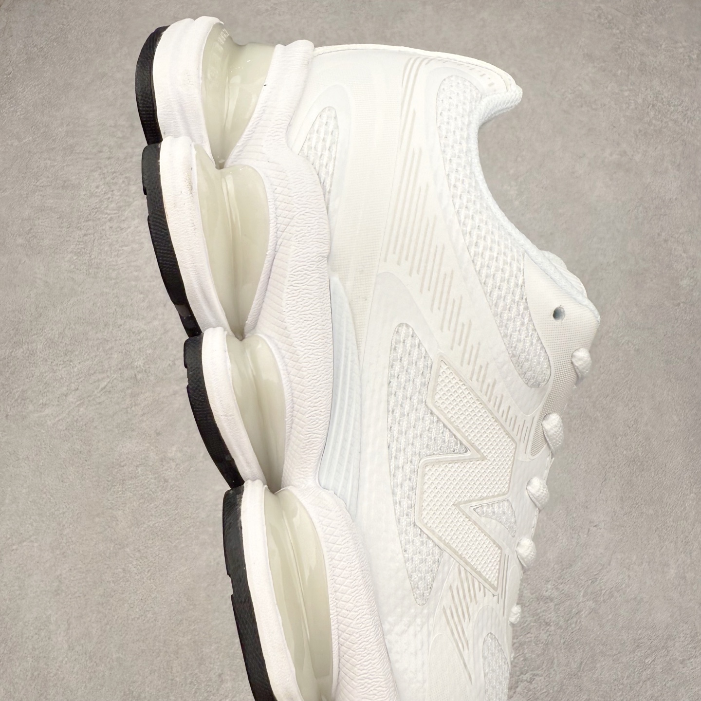 图片[6]-New Balance NB2000 舒适百搭防滑耐磨低帮 休闲跑步鞋 New Balance 在近两年的球鞋市场屡出奇招，在经典鞋型保持进一步增长的同时，推出的每一款新鞋型也都有傲人的战绩。在 327、9060 等鞋型获得成功之后，今天 New Balance 家族又迎来了新鲜血液的注入。这双 New Balance 2000 依然是融合了新旧元素的跑鞋造型，命名为 2000，或许是它的设计理念有着 Y2K 的血统。最大的亮点，在于这双鞋的中底。外侧以五个 ABZORB 单元，带来极具辨识度和冲击力的视觉效果，让这双鞋在外观和脚感方面都颇具吸引力。尺码：36 37 37.5 38 38.5 39 40 40.5 41 42 42.5 43 44 45 46-选品中心