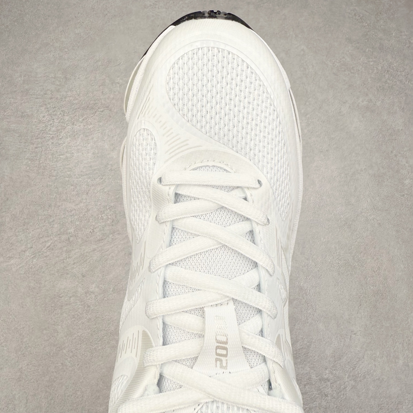 图片[4]-New Balance NB2000 舒适百搭防滑耐磨低帮 休闲跑步鞋 New Balance 在近两年的球鞋市场屡出奇招，在经典鞋型保持进一步增长的同时，推出的每一款新鞋型也都有傲人的战绩。在 327、9060 等鞋型获得成功之后，今天 New Balance 家族又迎来了新鲜血液的注入。这双 New Balance 2000 依然是融合了新旧元素的跑鞋造型，命名为 2000，或许是它的设计理念有着 Y2K 的血统。最大的亮点，在于这双鞋的中底。外侧以五个 ABZORB 单元，带来极具辨识度和冲击力的视觉效果，让这双鞋在外观和脚感方面都颇具吸引力。尺码：36 37 37.5 38 38.5 39 40 40.5 41 42 42.5 43 44 45 46-选品中心