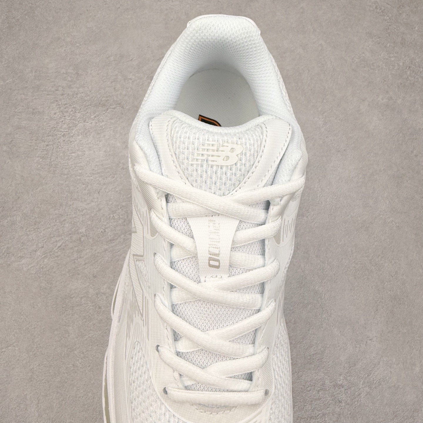 图片[5]-New Balance NB2000 舒适百搭防滑耐磨低帮 休闲跑步鞋 New Balance 在近两年的球鞋市场屡出奇招，在经典鞋型保持进一步增长的同时，推出的每一款新鞋型也都有傲人的战绩。在 327、9060 等鞋型获得成功之后，今天 New Balance 家族又迎来了新鲜血液的注入。这双 New Balance 2000 依然是融合了新旧元素的跑鞋造型，命名为 2000，或许是它的设计理念有着 Y2K 的血统。最大的亮点，在于这双鞋的中底。外侧以五个 ABZORB 单元，带来极具辨识度和冲击力的视觉效果，让这双鞋在外观和脚感方面都颇具吸引力。尺码：36 37 37.5 38 38.5 39 40 40.5 41 42 42.5 43 44 45 46-选品中心