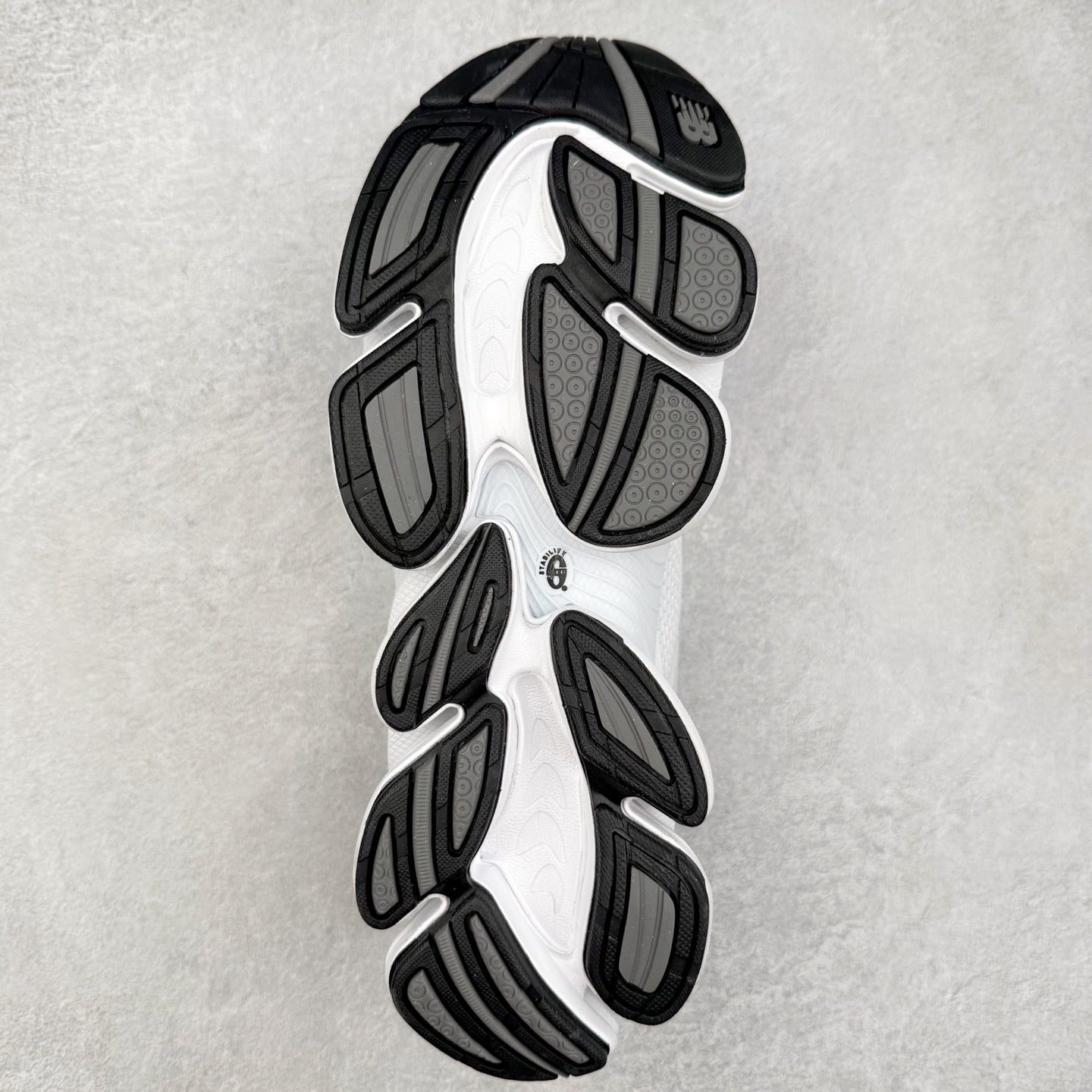 图片[9]-New Balance NB2000 舒适百搭防滑耐磨低帮 休闲跑步鞋 New Balance 在近两年的球鞋市场屡出奇招，在经典鞋型保持进一步增长的同时，推出的每一款新鞋型也都有傲人的战绩。在 327、9060 等鞋型获得成功之后，今天 New Balance 家族又迎来了新鲜血液的注入。这双 New Balance 2000 依然是融合了新旧元素的跑鞋造型，命名为 2000，或许是它的设计理念有着 Y2K 的血统。最大的亮点，在于这双鞋的中底。外侧以五个 ABZORB 单元，带来极具辨识度和冲击力的视觉效果，让这双鞋在外观和脚感方面都颇具吸引力。尺码：36 37 37.5 38 38.5 39 40 40.5 41 42 42.5 43 44 45 46-选品中心