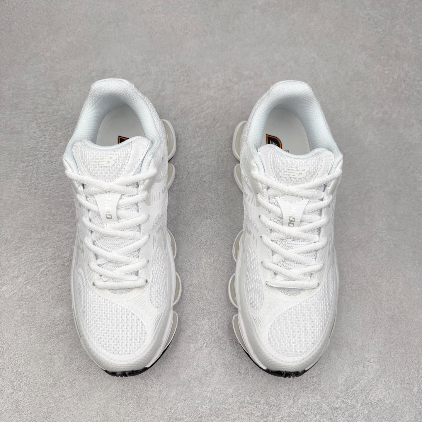 图片[2]-New Balance NB2000 舒适百搭防滑耐磨低帮 休闲跑步鞋 New Balance 在近两年的球鞋市场屡出奇招，在经典鞋型保持进一步增长的同时，推出的每一款新鞋型也都有傲人的战绩。在 327、9060 等鞋型获得成功之后，今天 New Balance 家族又迎来了新鲜血液的注入。这双 New Balance 2000 依然是融合了新旧元素的跑鞋造型，命名为 2000，或许是它的设计理念有着 Y2K 的血统。最大的亮点，在于这双鞋的中底。外侧以五个 ABZORB 单元，带来极具辨识度和冲击力的视觉效果，让这双鞋在外观和脚感方面都颇具吸引力。尺码：36 37 37.5 38 38.5 39 40 40.5 41 42 42.5 43 44 45 46-选品中心