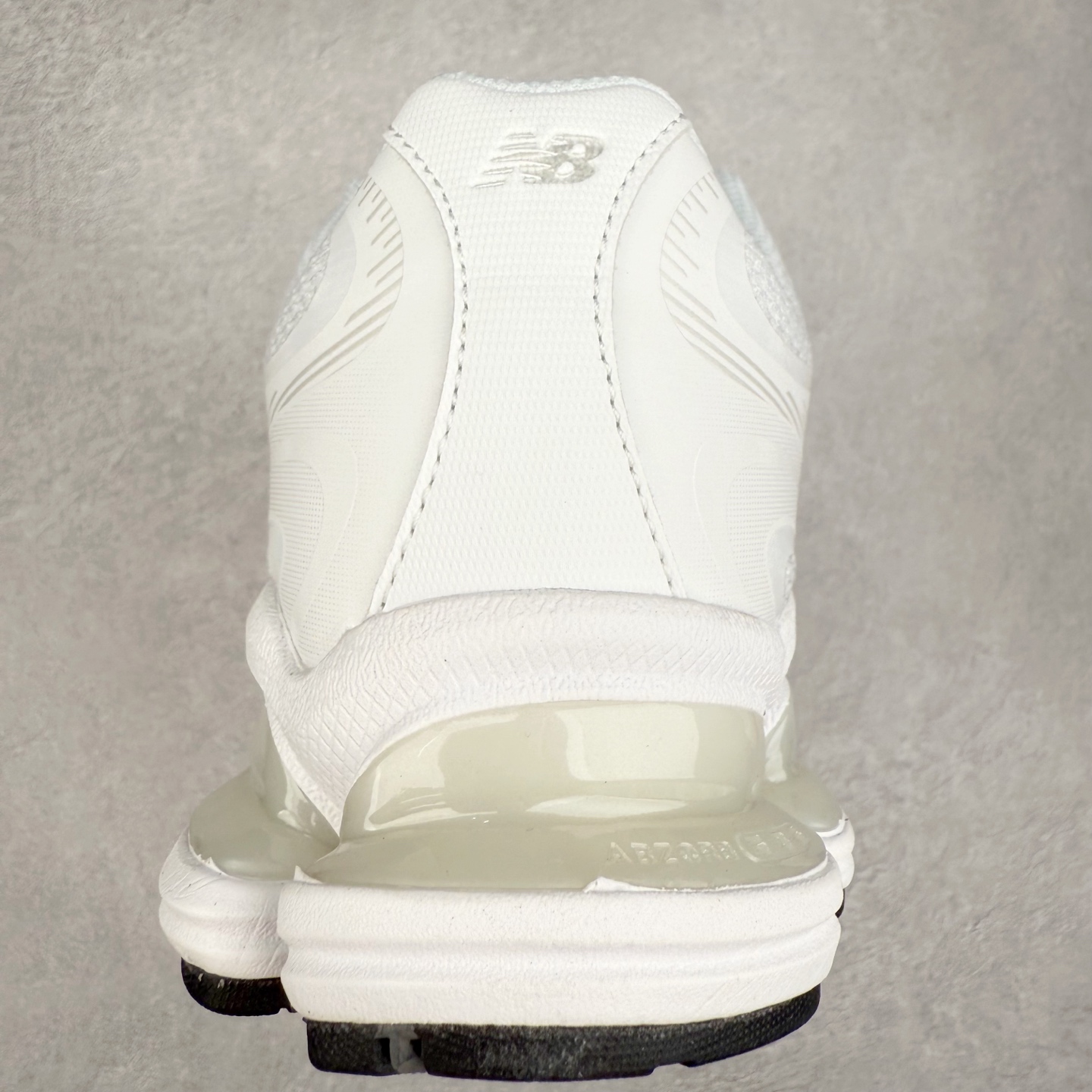 图片[8]-New Balance NB2000 舒适百搭防滑耐磨低帮 休闲跑步鞋 New Balance 在近两年的球鞋市场屡出奇招，在经典鞋型保持进一步增长的同时，推出的每一款新鞋型也都有傲人的战绩。在 327、9060 等鞋型获得成功之后，今天 New Balance 家族又迎来了新鲜血液的注入。这双 New Balance 2000 依然是融合了新旧元素的跑鞋造型，命名为 2000，或许是它的设计理念有着 Y2K 的血统。最大的亮点，在于这双鞋的中底。外侧以五个 ABZORB 单元，带来极具辨识度和冲击力的视觉效果，让这双鞋在外观和脚感方面都颇具吸引力。尺码：36 37 37.5 38 38.5 39 40 40.5 41 42 42.5 43 44 45 46-选品中心