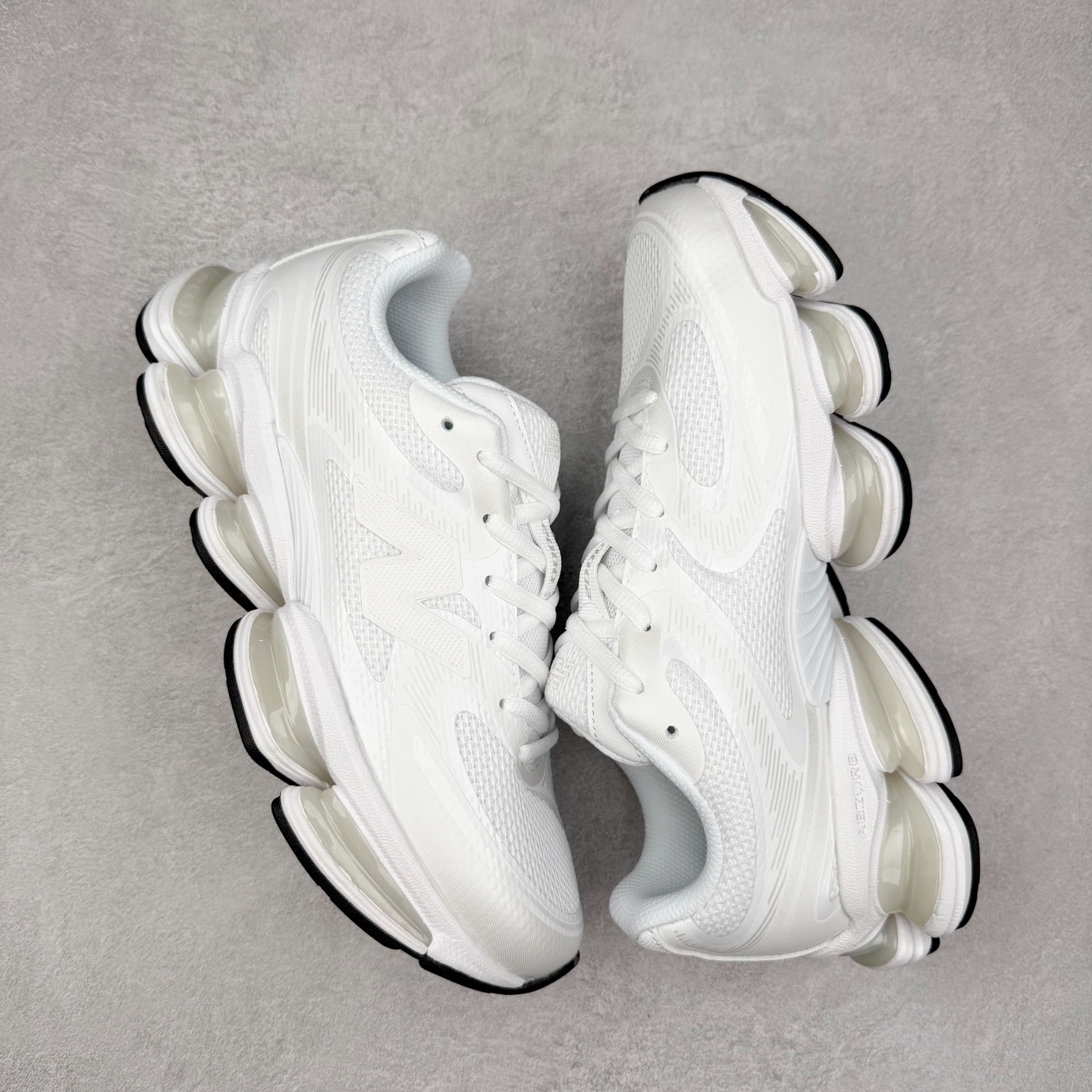 图片[3]-New Balance NB2000 舒适百搭防滑耐磨低帮 休闲跑步鞋 New Balance 在近两年的球鞋市场屡出奇招，在经典鞋型保持进一步增长的同时，推出的每一款新鞋型也都有傲人的战绩。在 327、9060 等鞋型获得成功之后，今天 New Balance 家族又迎来了新鲜血液的注入。这双 New Balance 2000 依然是融合了新旧元素的跑鞋造型，命名为 2000，或许是它的设计理念有着 Y2K 的血统。最大的亮点，在于这双鞋的中底。外侧以五个 ABZORB 单元，带来极具辨识度和冲击力的视觉效果，让这双鞋在外观和脚感方面都颇具吸引力。尺码：36 37 37.5 38 38.5 39 40 40.5 41 42 42.5 43 44 45 46-选品中心