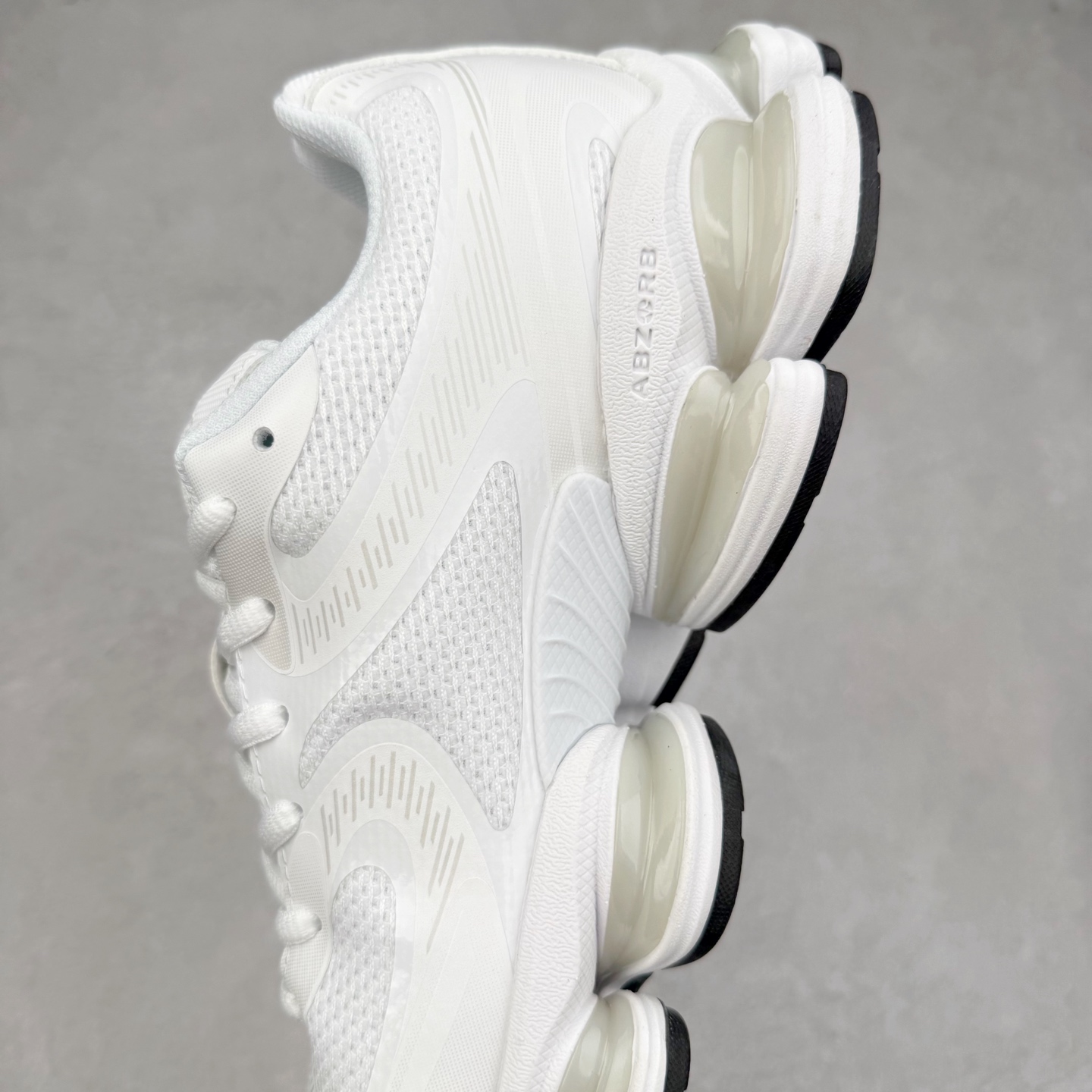 图片[7]-New Balance NB2000 舒适百搭防滑耐磨低帮 休闲跑步鞋 New Balance 在近两年的球鞋市场屡出奇招，在经典鞋型保持进一步增长的同时，推出的每一款新鞋型也都有傲人的战绩。在 327、9060 等鞋型获得成功之后，今天 New Balance 家族又迎来了新鲜血液的注入。这双 New Balance 2000 依然是融合了新旧元素的跑鞋造型，命名为 2000，或许是它的设计理念有着 Y2K 的血统。最大的亮点，在于这双鞋的中底。外侧以五个 ABZORB 单元，带来极具辨识度和冲击力的视觉效果，让这双鞋在外观和脚感方面都颇具吸引力。尺码：36 37 37.5 38 38.5 39 40 40.5 41 42 42.5 43 44 45 46-选品中心