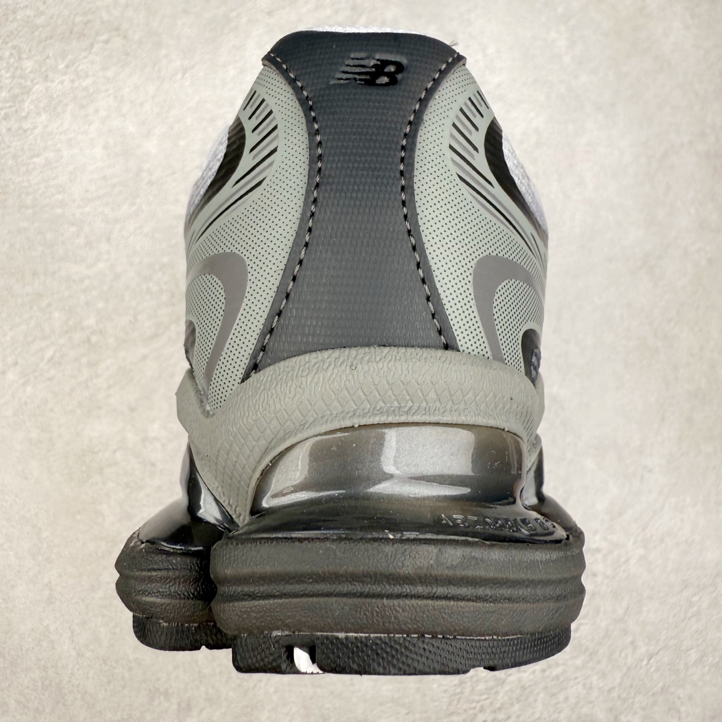 图片[8]-New Balance NB2000 舒适百搭防滑耐磨低帮 休闲跑步鞋 New Balance 在近两年的球鞋市场屡出奇招，在经典鞋型保持进一步增长的同时，推出的每一款新鞋型也都有傲人的战绩。在 327、9060 等鞋型获得成功之后，今天 New Balance 家族又迎来了新鲜血液的注入。这双 New Balance 2000 依然是融合了新旧元素的跑鞋造型，命名为 2000，或许是它的设计理念有着 Y2K 的血统。最大的亮点，在于这双鞋的中底。外侧以五个 ABZORB 单元，带来极具辨识度和冲击力的视觉效果，让这双鞋在外观和脚感方面都颇具吸引力。尺码：36 37 37.5 38 38.5 39 40 40.5 41 42 42.5 43 44 45 46-选品中心