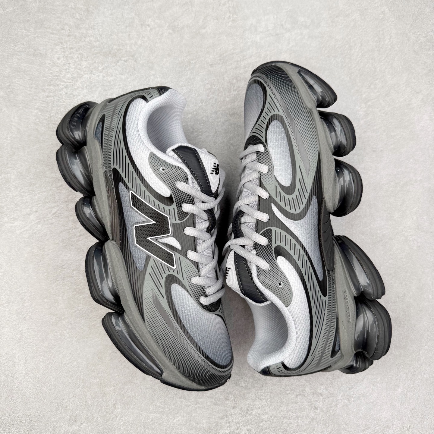 图片[3]-New Balance NB2000 舒适百搭防滑耐磨低帮 休闲跑步鞋 New Balance 在近两年的球鞋市场屡出奇招，在经典鞋型保持进一步增长的同时，推出的每一款新鞋型也都有傲人的战绩。在 327、9060 等鞋型获得成功之后，今天 New Balance 家族又迎来了新鲜血液的注入。这双 New Balance 2000 依然是融合了新旧元素的跑鞋造型，命名为 2000，或许是它的设计理念有着 Y2K 的血统。最大的亮点，在于这双鞋的中底。外侧以五个 ABZORB 单元，带来极具辨识度和冲击力的视觉效果，让这双鞋在外观和脚感方面都颇具吸引力。尺码：36 37 37.5 38 38.5 39 40 40.5 41 42 42.5 43 44 45 46-选品中心