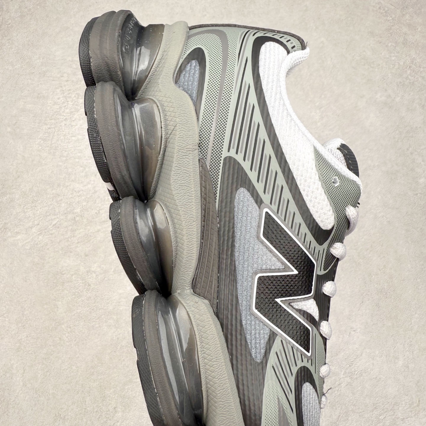 图片[6]-New Balance NB2000 舒适百搭防滑耐磨低帮 休闲跑步鞋 New Balance 在近两年的球鞋市场屡出奇招，在经典鞋型保持进一步增长的同时，推出的每一款新鞋型也都有傲人的战绩。在 327、9060 等鞋型获得成功之后，今天 New Balance 家族又迎来了新鲜血液的注入。这双 New Balance 2000 依然是融合了新旧元素的跑鞋造型，命名为 2000，或许是它的设计理念有着 Y2K 的血统。最大的亮点，在于这双鞋的中底。外侧以五个 ABZORB 单元，带来极具辨识度和冲击力的视觉效果，让这双鞋在外观和脚感方面都颇具吸引力。尺码：36 37 37.5 38 38.5 39 40 40.5 41 42 42.5 43 44 45 46-选品中心