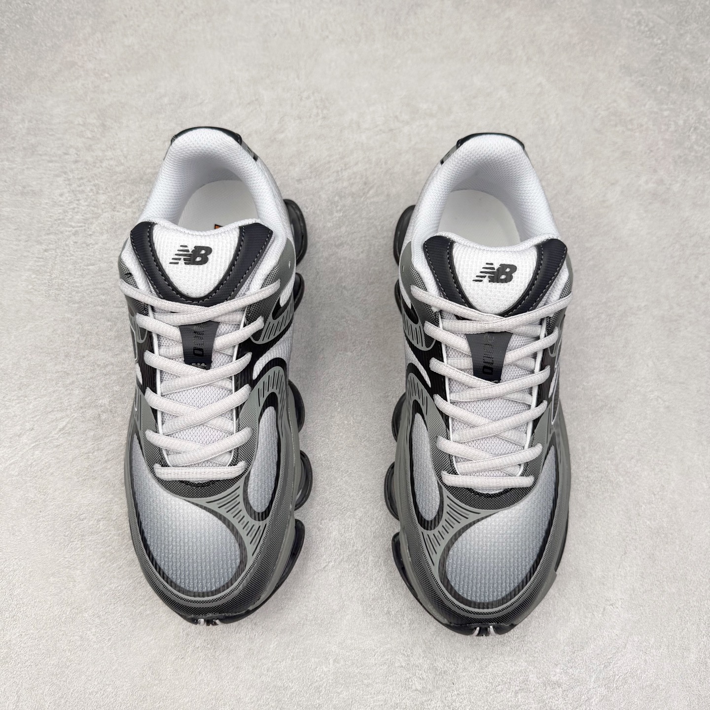 图片[2]-New Balance NB2000 舒适百搭防滑耐磨低帮 休闲跑步鞋 New Balance 在近两年的球鞋市场屡出奇招，在经典鞋型保持进一步增长的同时，推出的每一款新鞋型也都有傲人的战绩。在 327、9060 等鞋型获得成功之后，今天 New Balance 家族又迎来了新鲜血液的注入。这双 New Balance 2000 依然是融合了新旧元素的跑鞋造型，命名为 2000，或许是它的设计理念有着 Y2K 的血统。最大的亮点，在于这双鞋的中底。外侧以五个 ABZORB 单元，带来极具辨识度和冲击力的视觉效果，让这双鞋在外观和脚感方面都颇具吸引力。尺码：36 37 37.5 38 38.5 39 40 40.5 41 42 42.5 43 44 45 46-选品中心