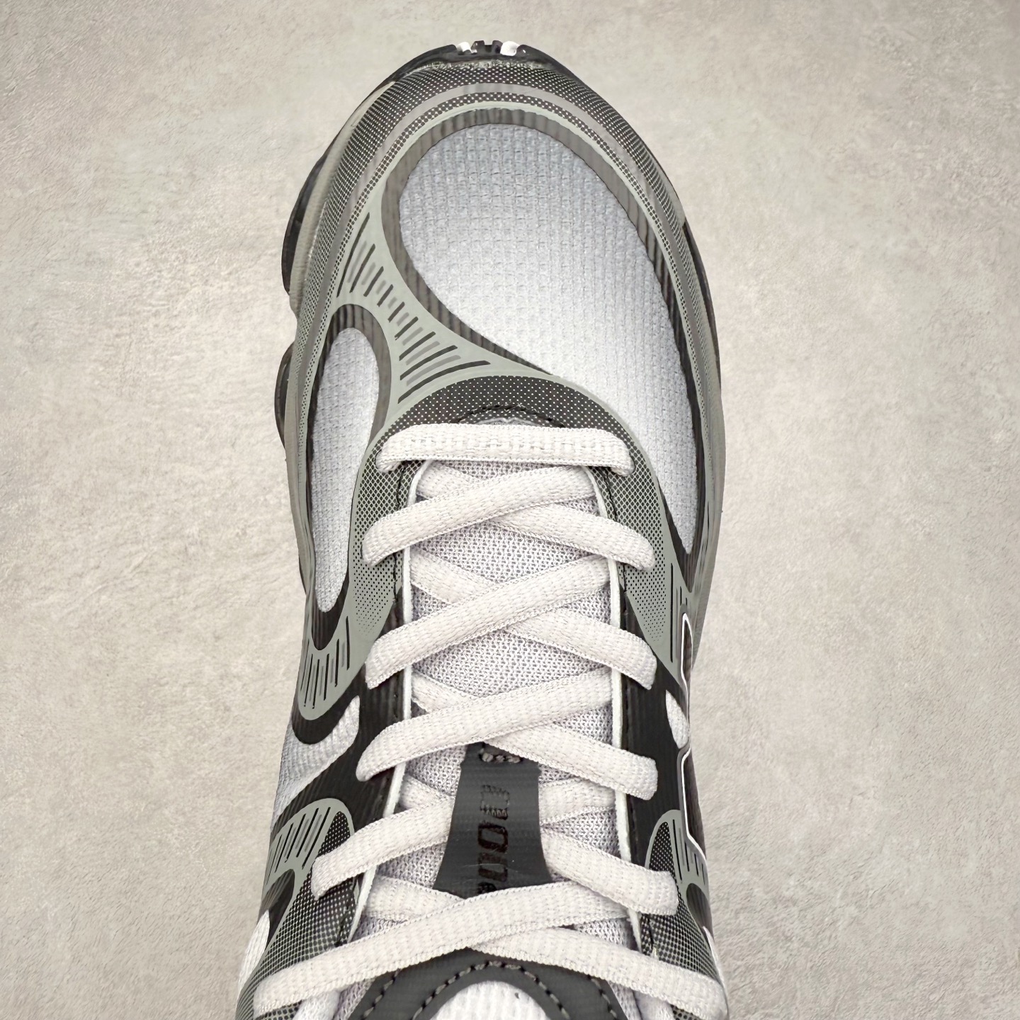 图片[4]-New Balance NB2000 舒适百搭防滑耐磨低帮 休闲跑步鞋 New Balance 在近两年的球鞋市场屡出奇招，在经典鞋型保持进一步增长的同时，推出的每一款新鞋型也都有傲人的战绩。在 327、9060 等鞋型获得成功之后，今天 New Balance 家族又迎来了新鲜血液的注入。这双 New Balance 2000 依然是融合了新旧元素的跑鞋造型，命名为 2000，或许是它的设计理念有着 Y2K 的血统。最大的亮点，在于这双鞋的中底。外侧以五个 ABZORB 单元，带来极具辨识度和冲击力的视觉效果，让这双鞋在外观和脚感方面都颇具吸引力。尺码：36 37 37.5 38 38.5 39 40 40.5 41 42 42.5 43 44 45 46-选品中心