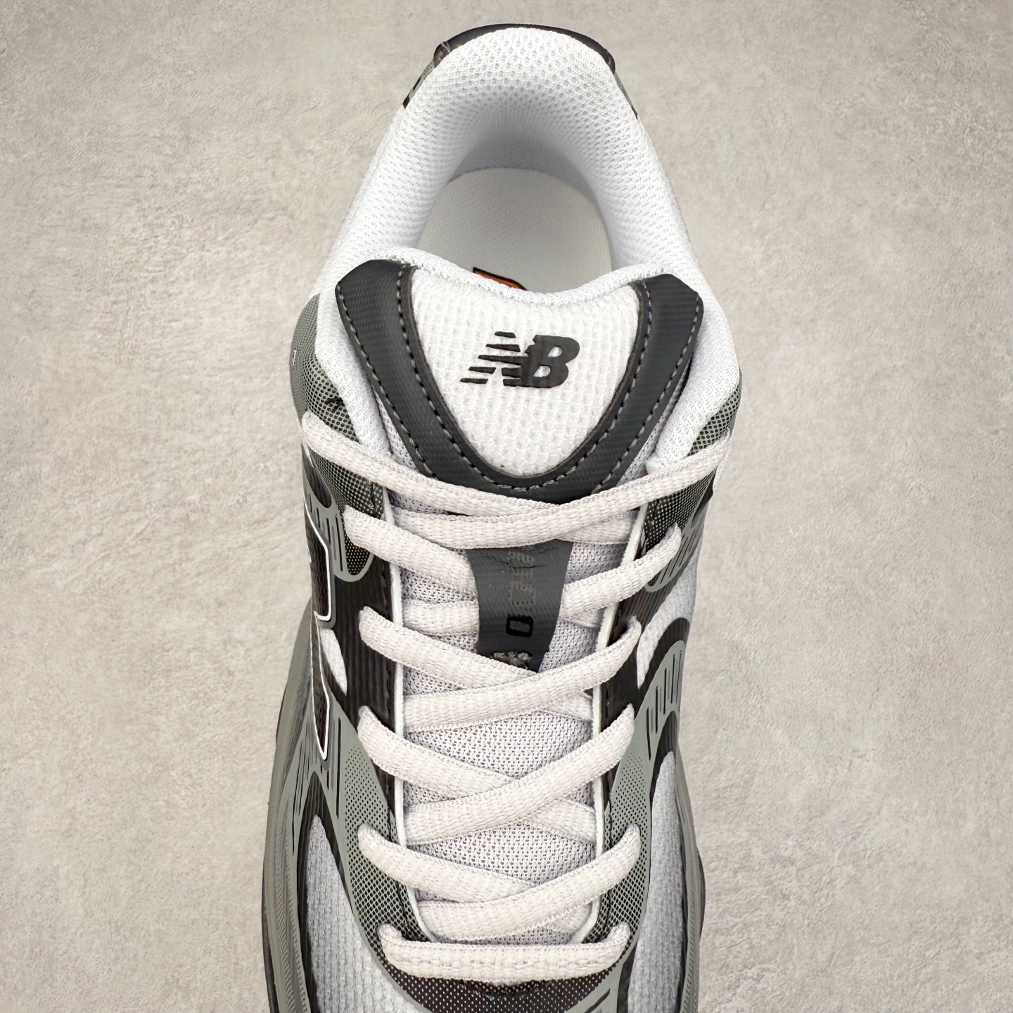 图片[5]-New Balance NB2000 舒适百搭防滑耐磨低帮 休闲跑步鞋 New Balance 在近两年的球鞋市场屡出奇招，在经典鞋型保持进一步增长的同时，推出的每一款新鞋型也都有傲人的战绩。在 327、9060 等鞋型获得成功之后，今天 New Balance 家族又迎来了新鲜血液的注入。这双 New Balance 2000 依然是融合了新旧元素的跑鞋造型，命名为 2000，或许是它的设计理念有着 Y2K 的血统。最大的亮点，在于这双鞋的中底。外侧以五个 ABZORB 单元，带来极具辨识度和冲击力的视觉效果，让这双鞋在外观和脚感方面都颇具吸引力。尺码：36 37 37.5 38 38.5 39 40 40.5 41 42 42.5 43 44 45 46-选品中心