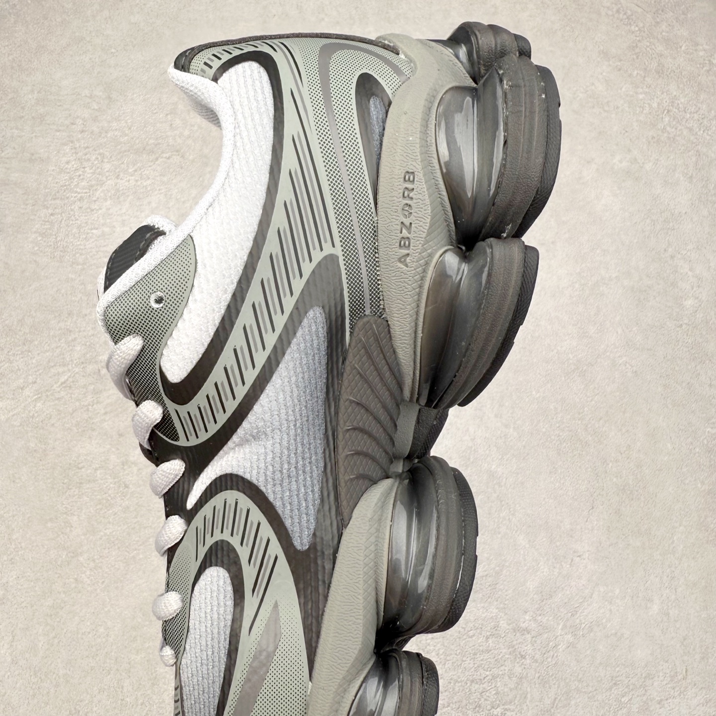 图片[7]-New Balance NB2000 舒适百搭防滑耐磨低帮 休闲跑步鞋 New Balance 在近两年的球鞋市场屡出奇招，在经典鞋型保持进一步增长的同时，推出的每一款新鞋型也都有傲人的战绩。在 327、9060 等鞋型获得成功之后，今天 New Balance 家族又迎来了新鲜血液的注入。这双 New Balance 2000 依然是融合了新旧元素的跑鞋造型，命名为 2000，或许是它的设计理念有着 Y2K 的血统。最大的亮点，在于这双鞋的中底。外侧以五个 ABZORB 单元，带来极具辨识度和冲击力的视觉效果，让这双鞋在外观和脚感方面都颇具吸引力。尺码：36 37 37.5 38 38.5 39 40 40.5 41 42 42.5 43 44 45 46-选品中心