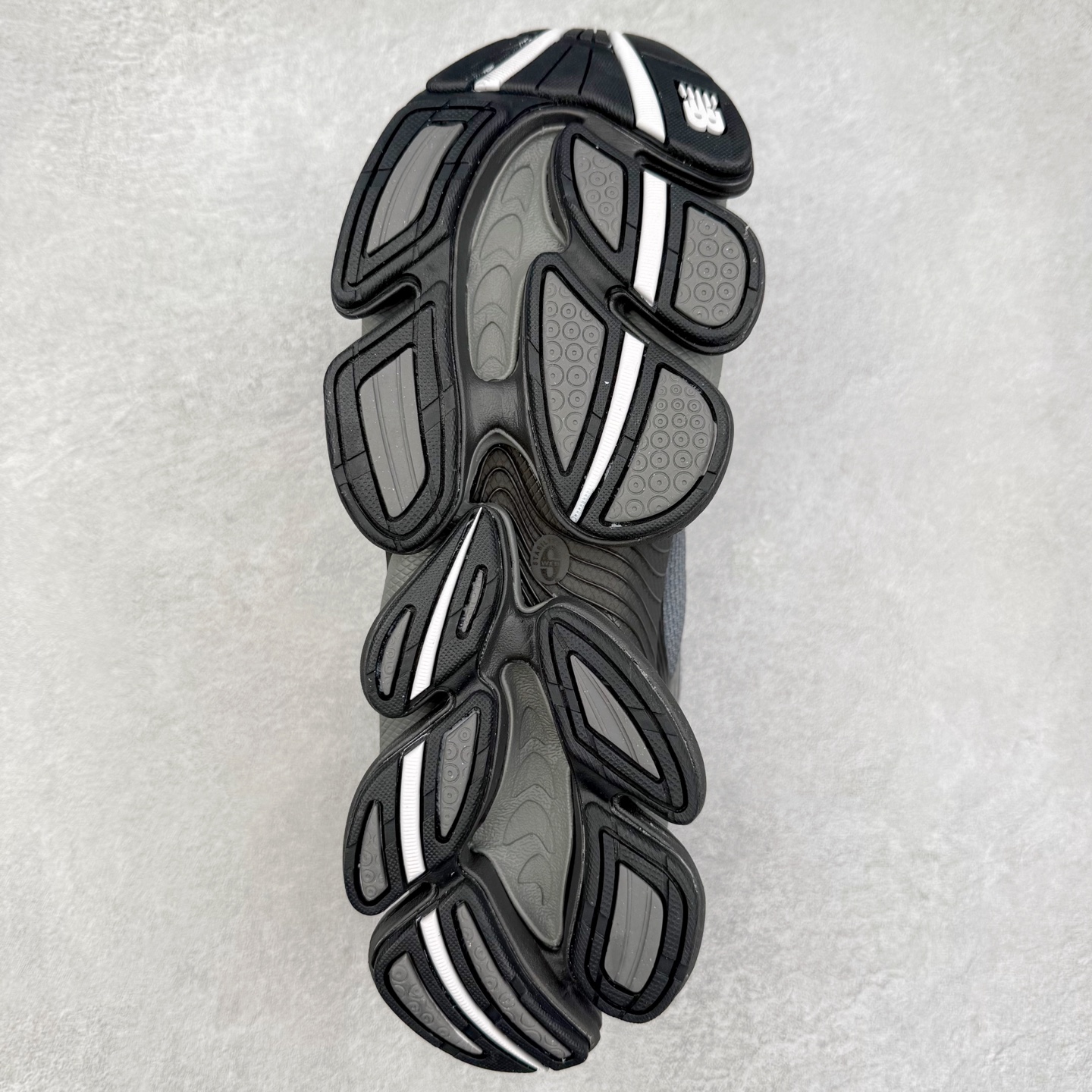 图片[9]-New Balance NB2000 舒适百搭防滑耐磨低帮 休闲跑步鞋 New Balance 在近两年的球鞋市场屡出奇招，在经典鞋型保持进一步增长的同时，推出的每一款新鞋型也都有傲人的战绩。在 327、9060 等鞋型获得成功之后，今天 New Balance 家族又迎来了新鲜血液的注入。这双 New Balance 2000 依然是融合了新旧元素的跑鞋造型，命名为 2000，或许是它的设计理念有着 Y2K 的血统。最大的亮点，在于这双鞋的中底。外侧以五个 ABZORB 单元，带来极具辨识度和冲击力的视觉效果，让这双鞋在外观和脚感方面都颇具吸引力。尺码：36 37 37.5 38 38.5 39 40 40.5 41 42 42.5 43 44 45 46-选品中心