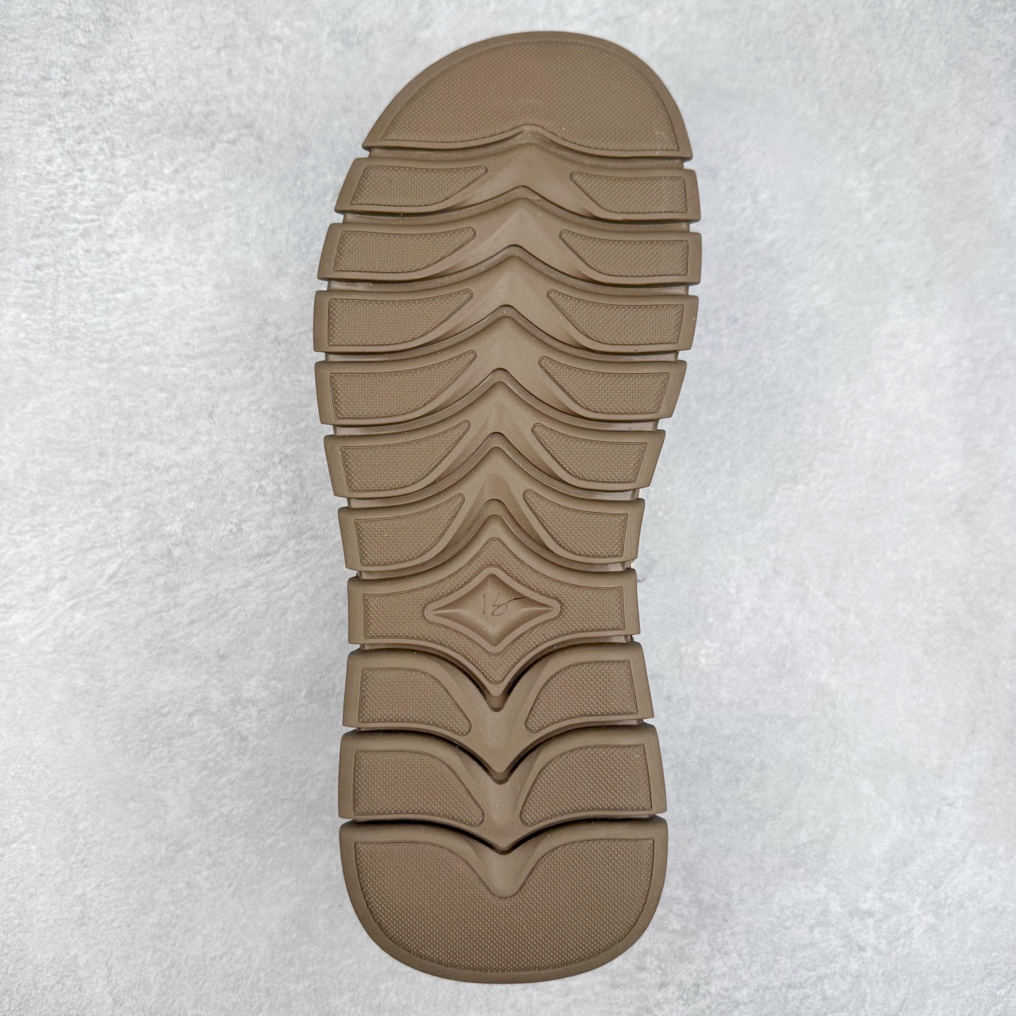 图片[9]-Ecco爱步2024新款系列运动休闲跑鞋 经典和现代工艺品质融合 精选小牛皮面料 百搭休闲老爹鞋 舒适性相当不错 版型楦型非常到位上脚 专柜热销款 独有鞋型设计 特有LOGO车边 特别有型 北欧风格 舒适 休闲保暖 超弹性 耐磨 减震 按摩大底(PU+TPU 组合）经典潮流 随意搭配 尺码：39 40 41 42 43 44-选品中心