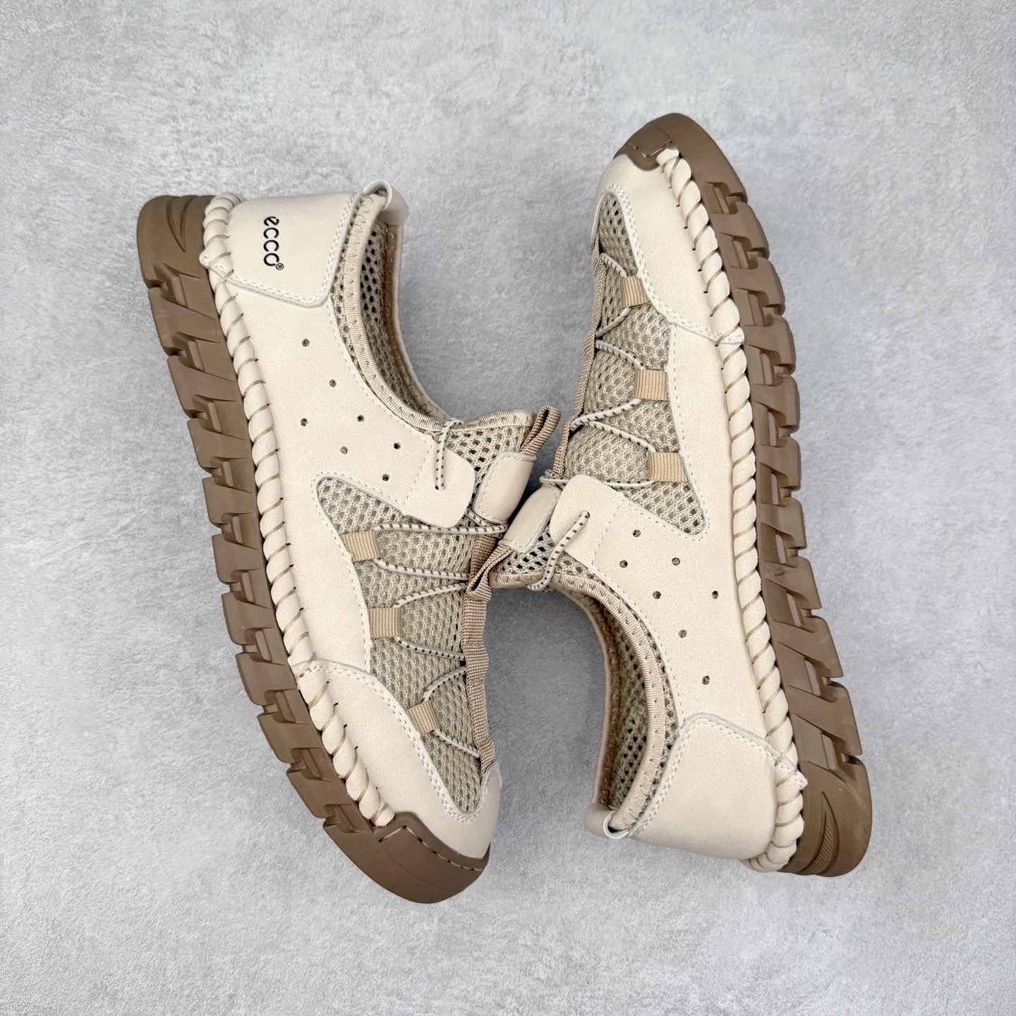 图片[3]-Ecco爱步2024新款系列运动休闲跑鞋 经典和现代工艺品质融合 精选小牛皮面料 百搭休闲老爹鞋 舒适性相当不错 版型楦型非常到位上脚 专柜热销款 独有鞋型设计 特有LOGO车边 特别有型 北欧风格 舒适 休闲保暖 超弹性 耐磨 减震 按摩大底(PU+TPU 组合）经典潮流 随意搭配 尺码：39 40 41 42 43 44-选品中心