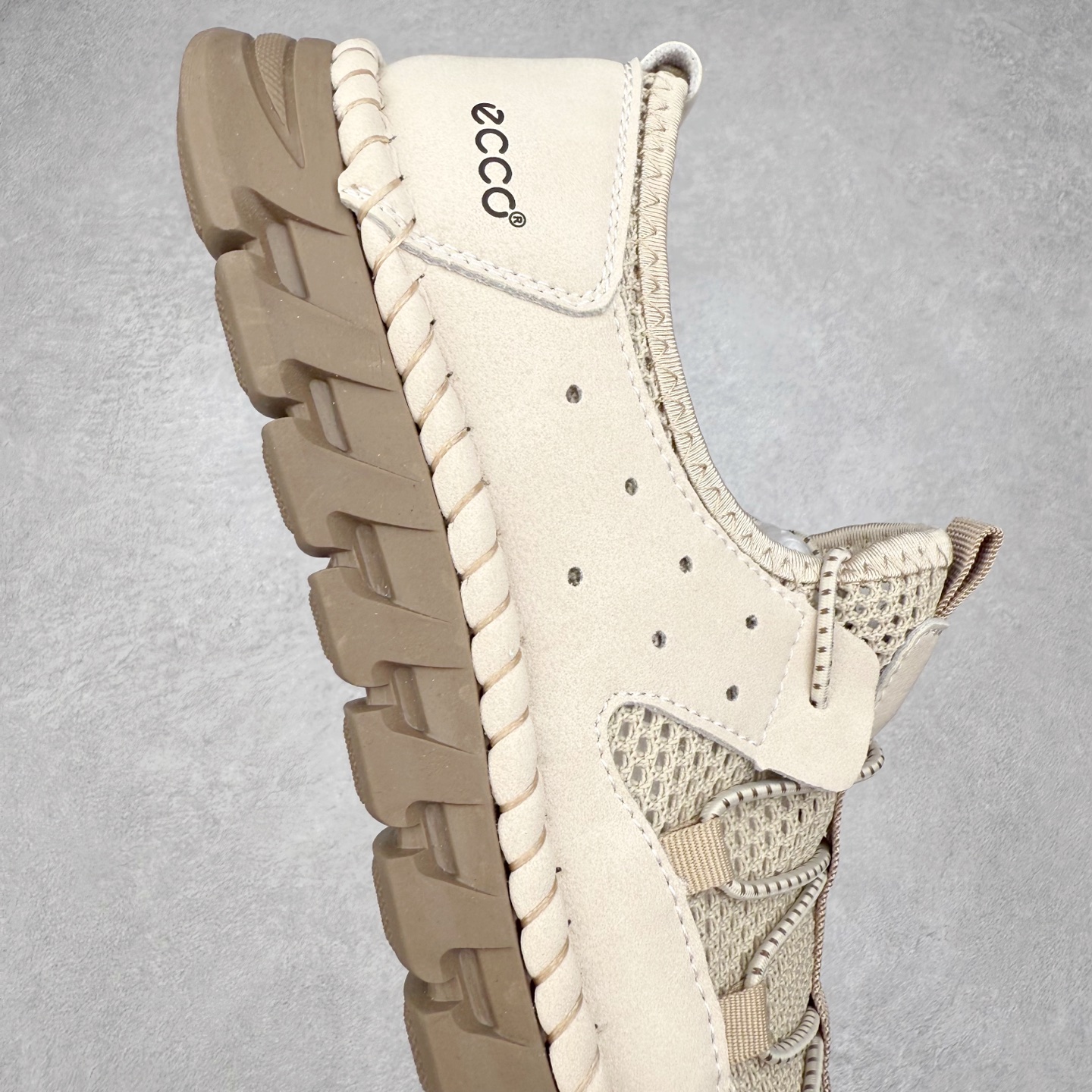 图片[6]-Ecco爱步2024新款系列运动休闲跑鞋 经典和现代工艺品质融合 精选小牛皮面料 百搭休闲老爹鞋 舒适性相当不错 版型楦型非常到位上脚 专柜热销款 独有鞋型设计 特有LOGO车边 特别有型 北欧风格 舒适 休闲保暖 超弹性 耐磨 减震 按摩大底(PU+TPU 组合）经典潮流 随意搭配 尺码：39 40 41 42 43 44-选品中心